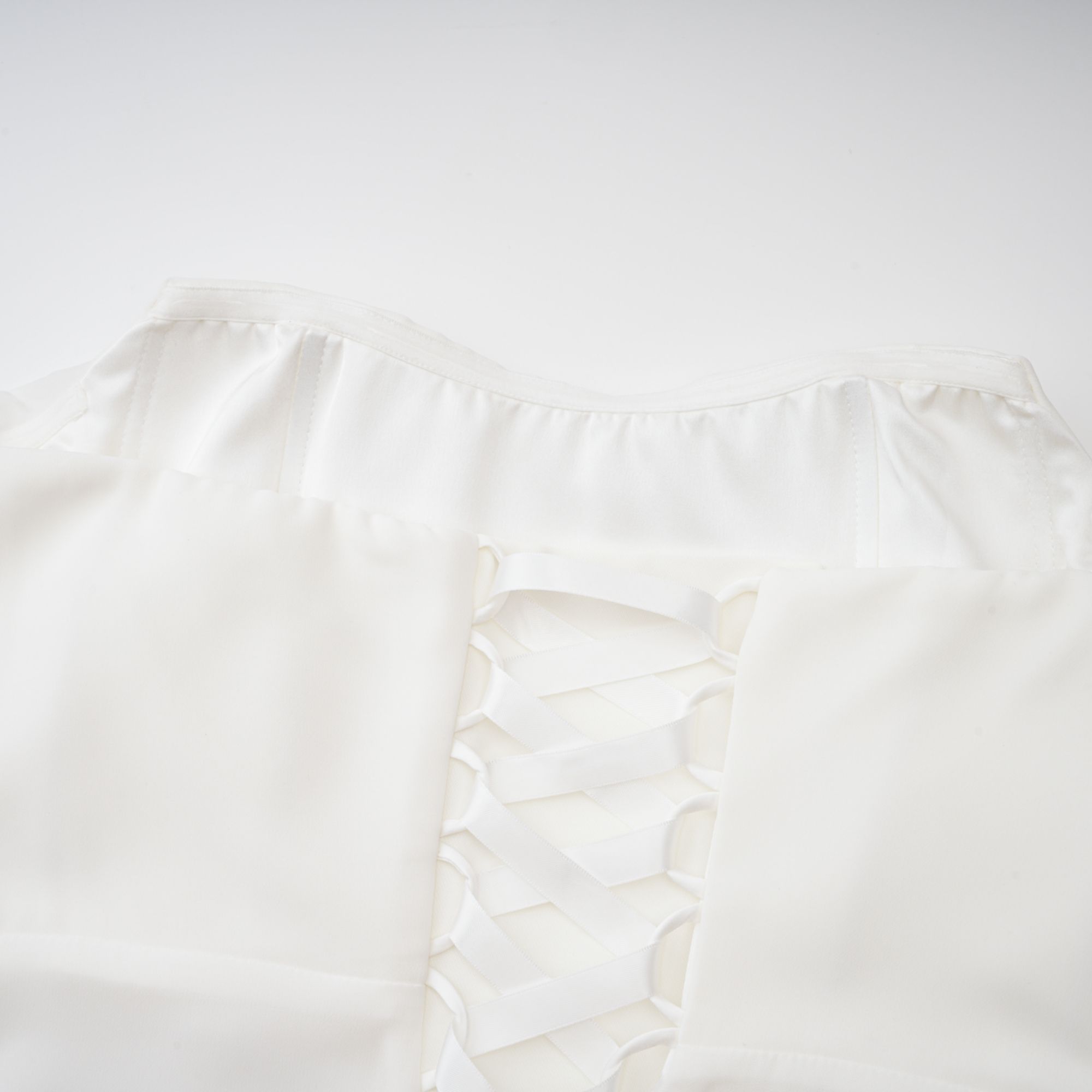 طقم ليوني من عباءة وفستان من التول الأبيض