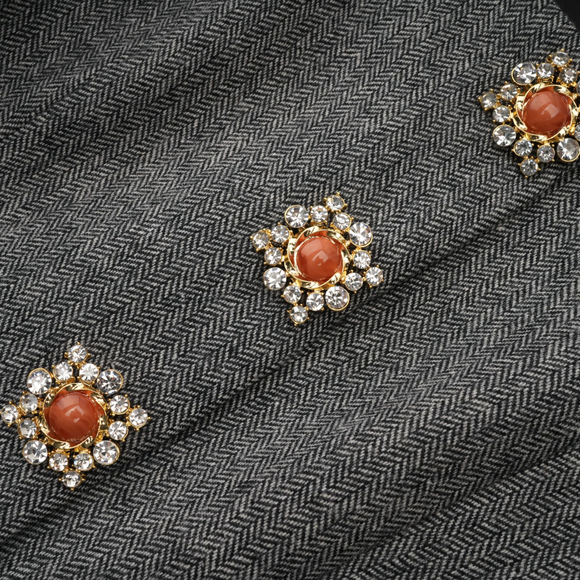 Passendes Set aus Oberteil und Shorts mit Fischgrätenmuster in Grau von Agathe