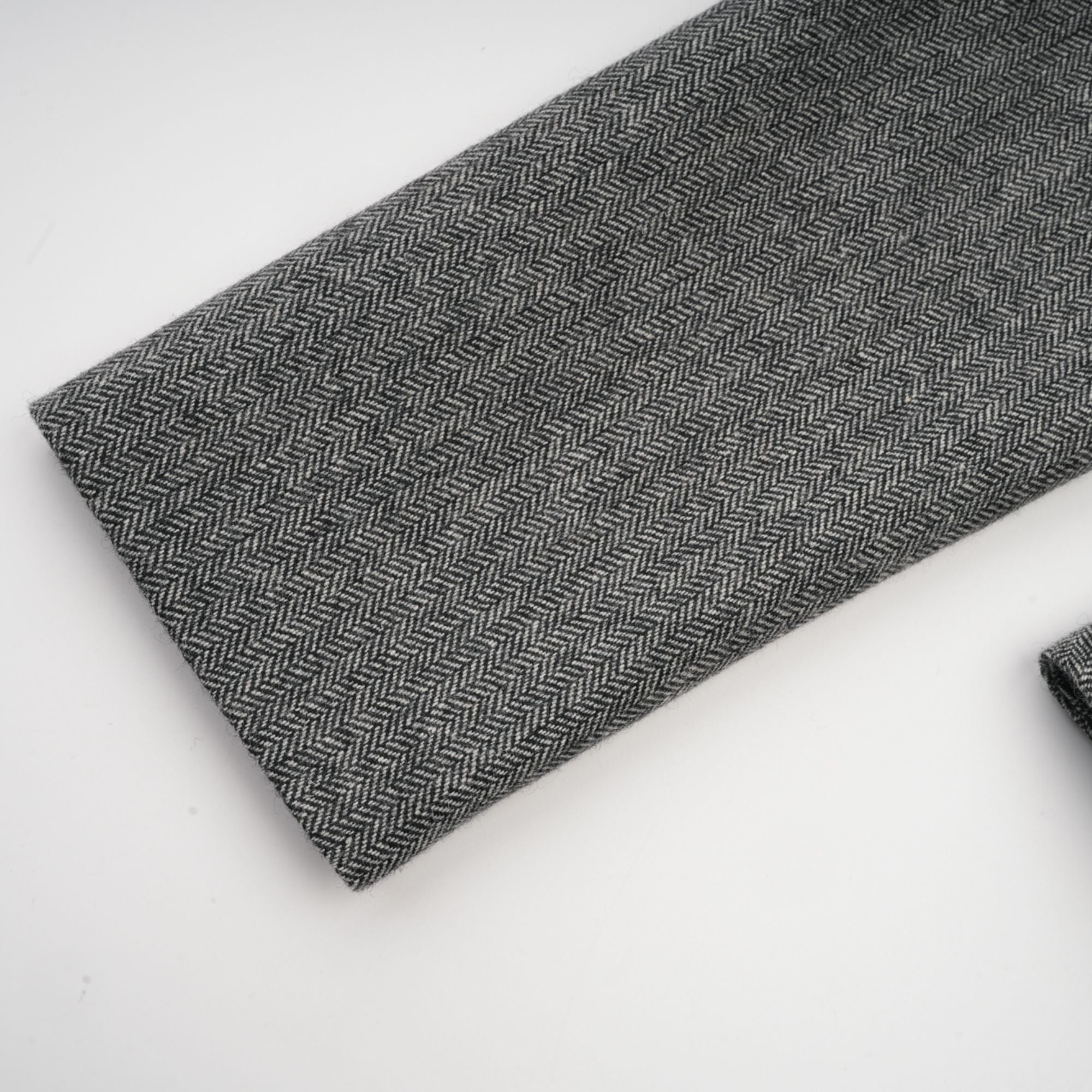 Passendes Set aus Oberteil und Shorts mit Fischgrätenmuster in Grau von Agathe