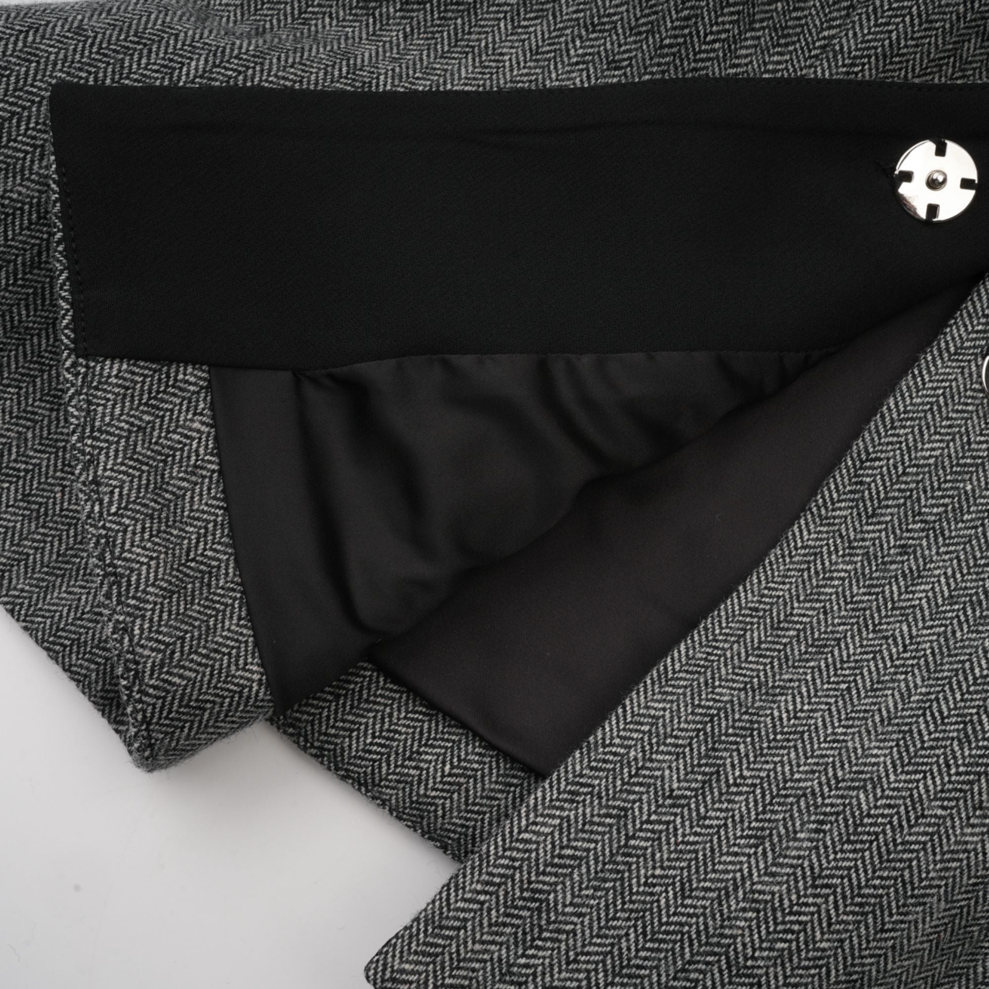 Passendes Set aus Oberteil und Shorts mit Fischgrätenmuster in Grau von Agathe