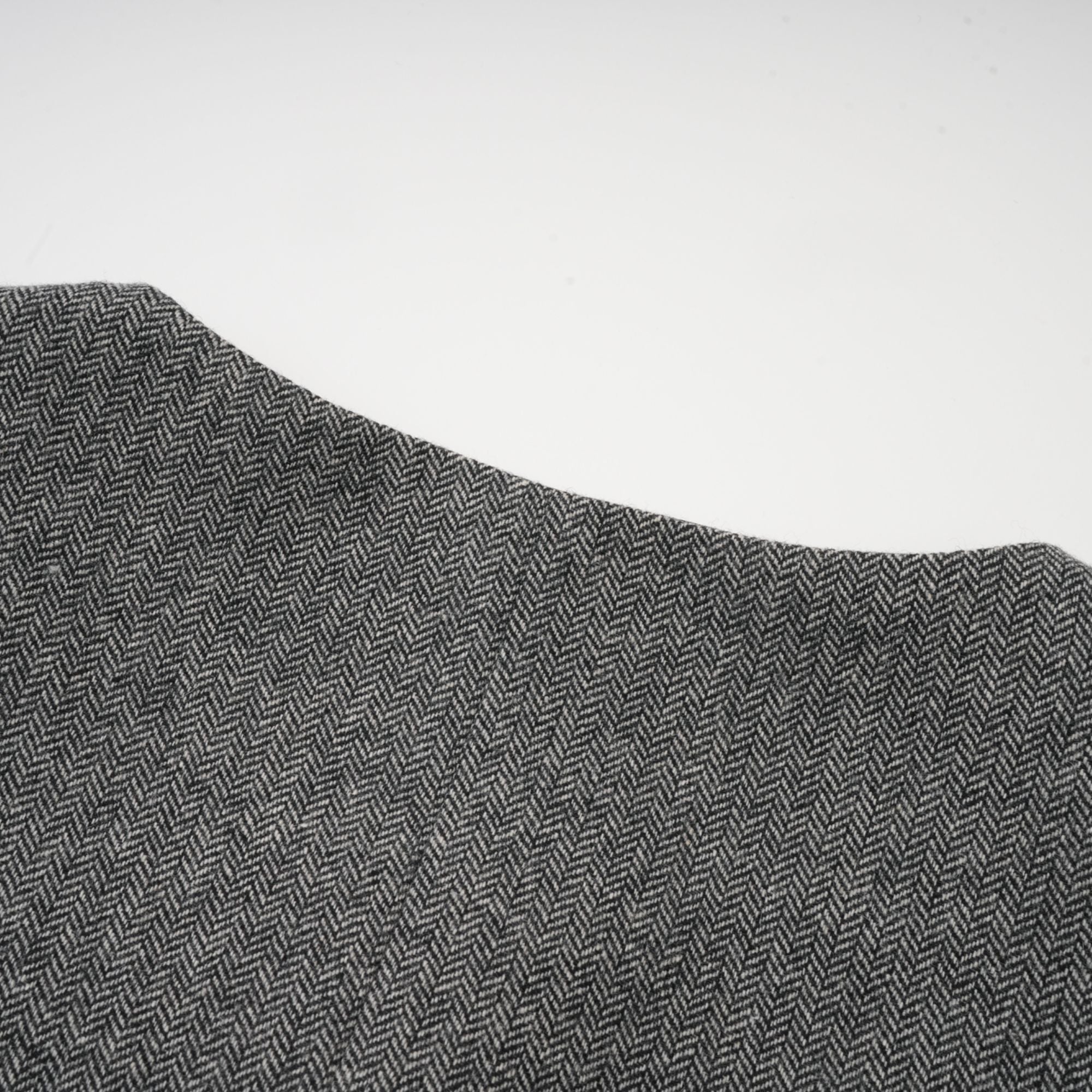 Passendes Set aus Oberteil und Shorts mit Fischgrätenmuster in Grau von Agathe