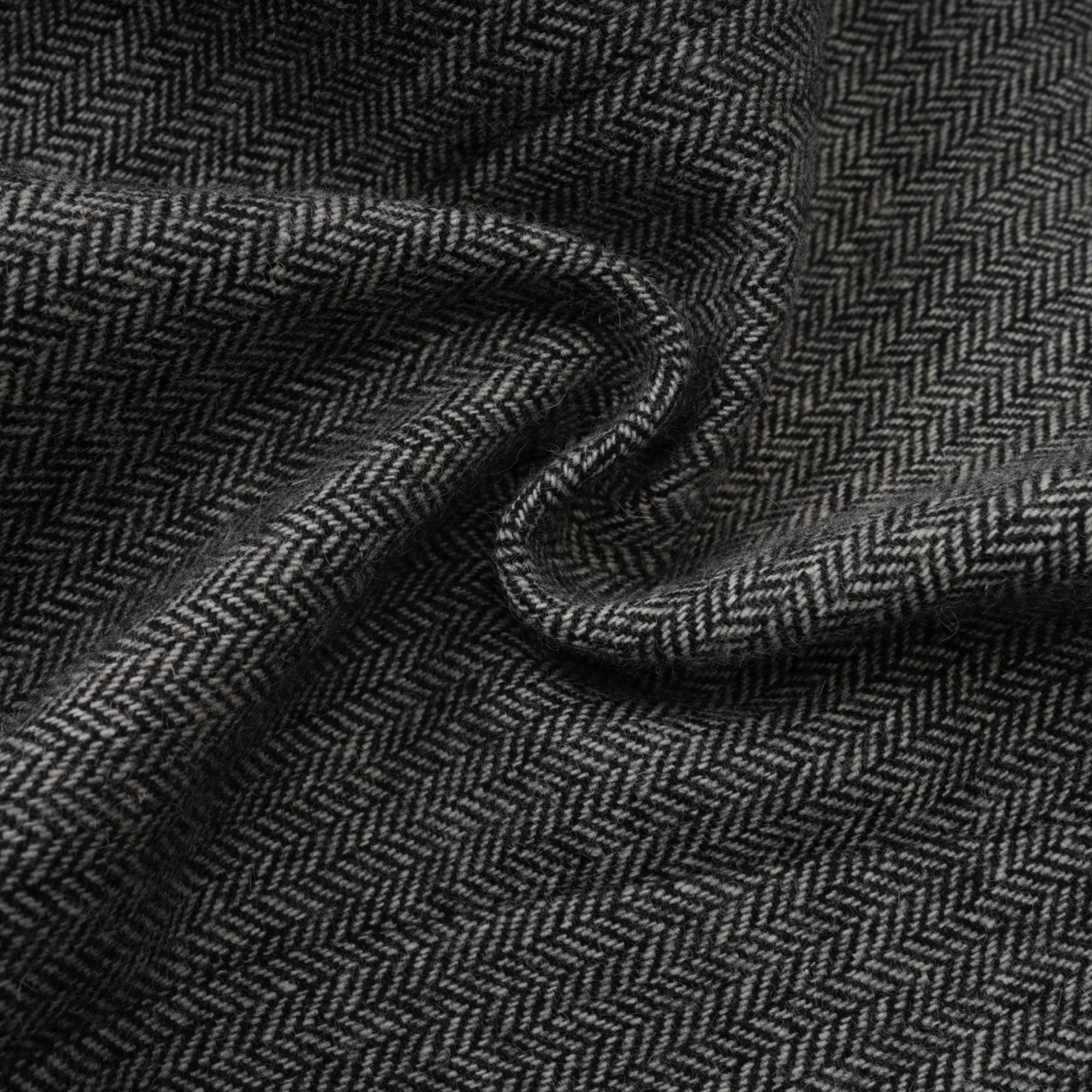 Passendes Set aus Oberteil und Shorts mit Fischgrätenmuster in Grau von Agathe