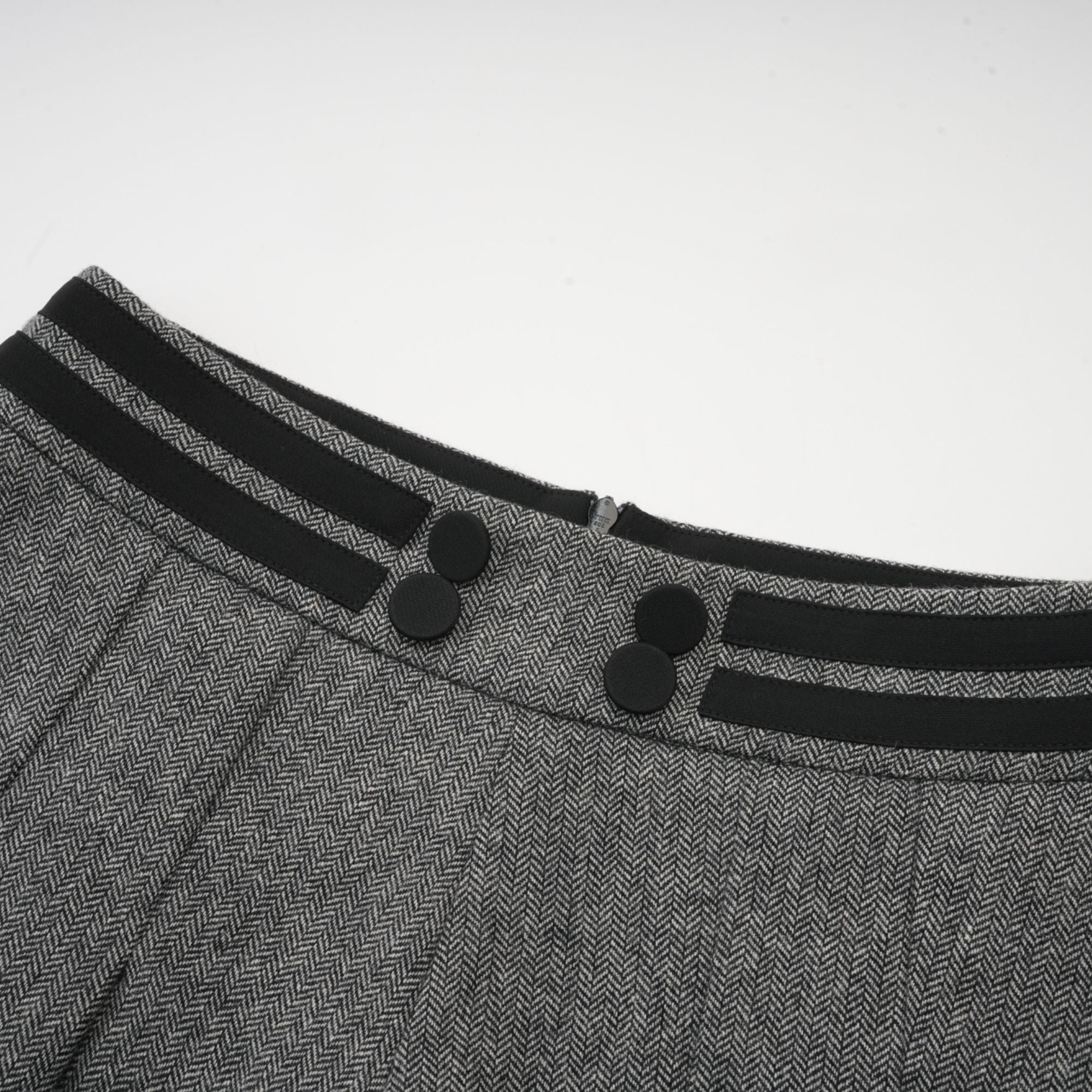 Passendes Set aus Oberteil und Shorts mit Fischgrätenmuster in Grau von Agathe