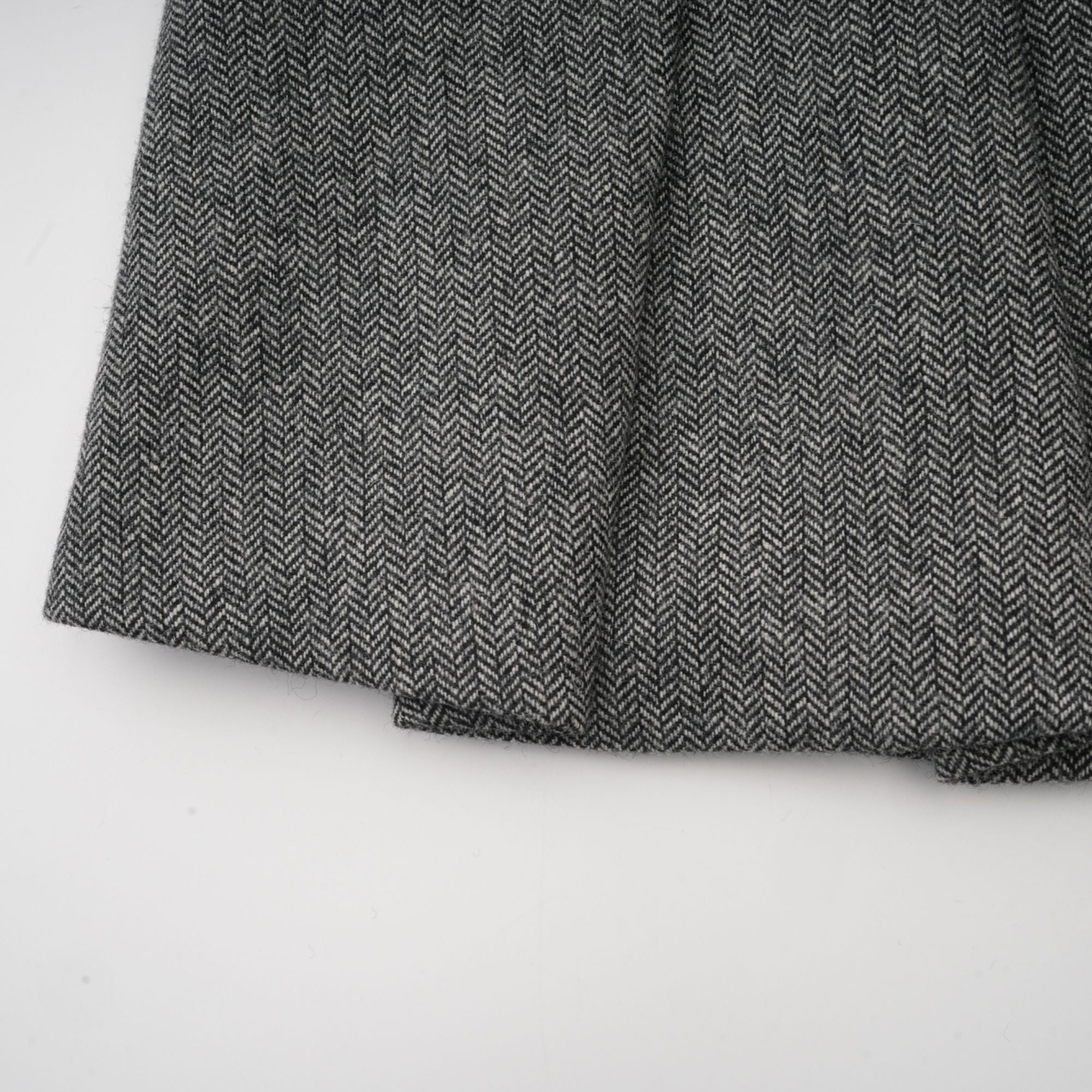 Passendes Set aus Oberteil und Shorts mit Fischgrätenmuster in Grau von Agathe