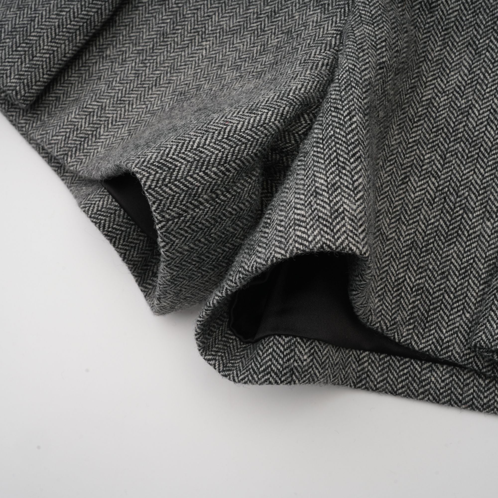 Passendes Set aus Oberteil und Shorts mit Fischgrätenmuster in Grau von Agathe