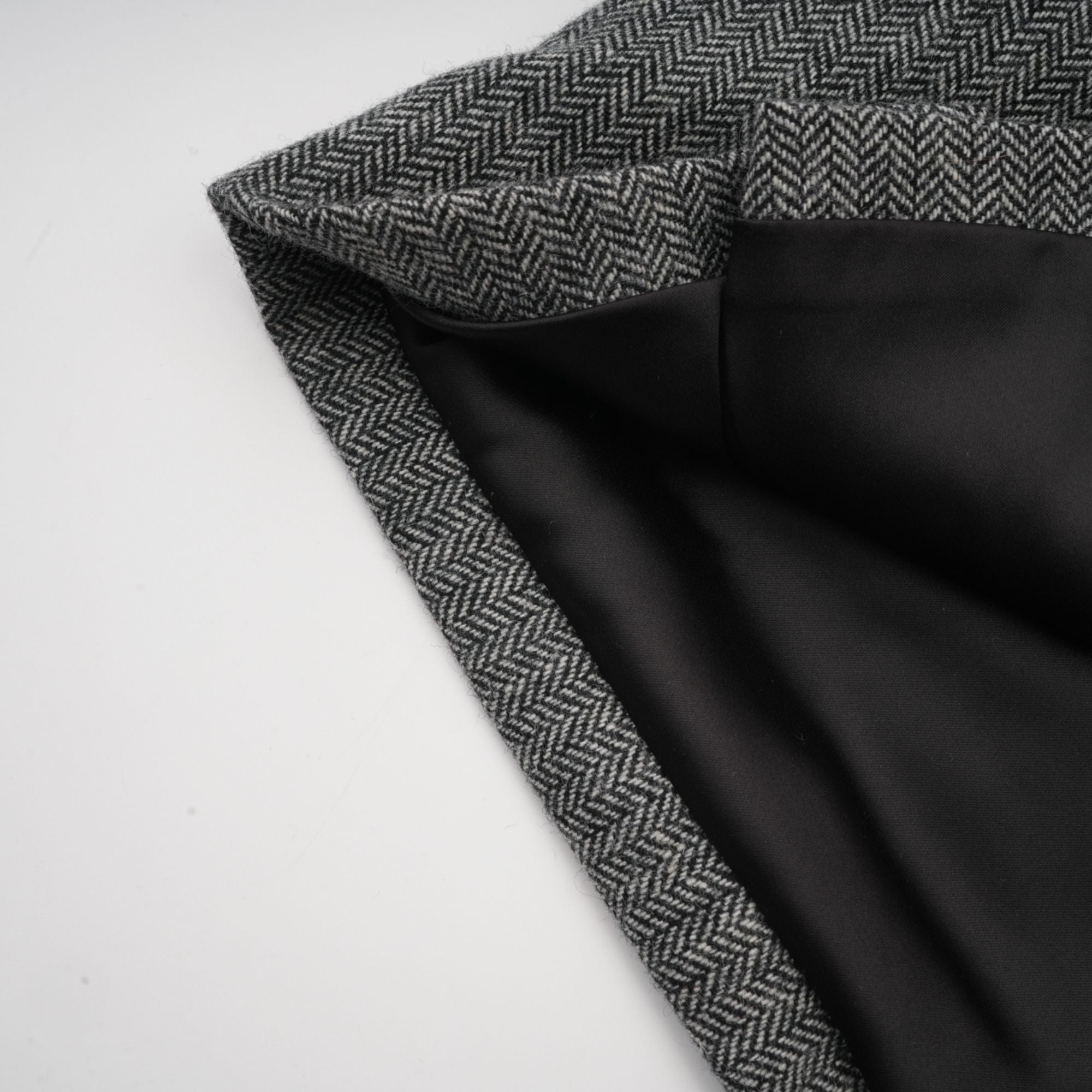 Passendes Set aus Oberteil und Shorts mit Fischgrätenmuster in Grau von Agathe