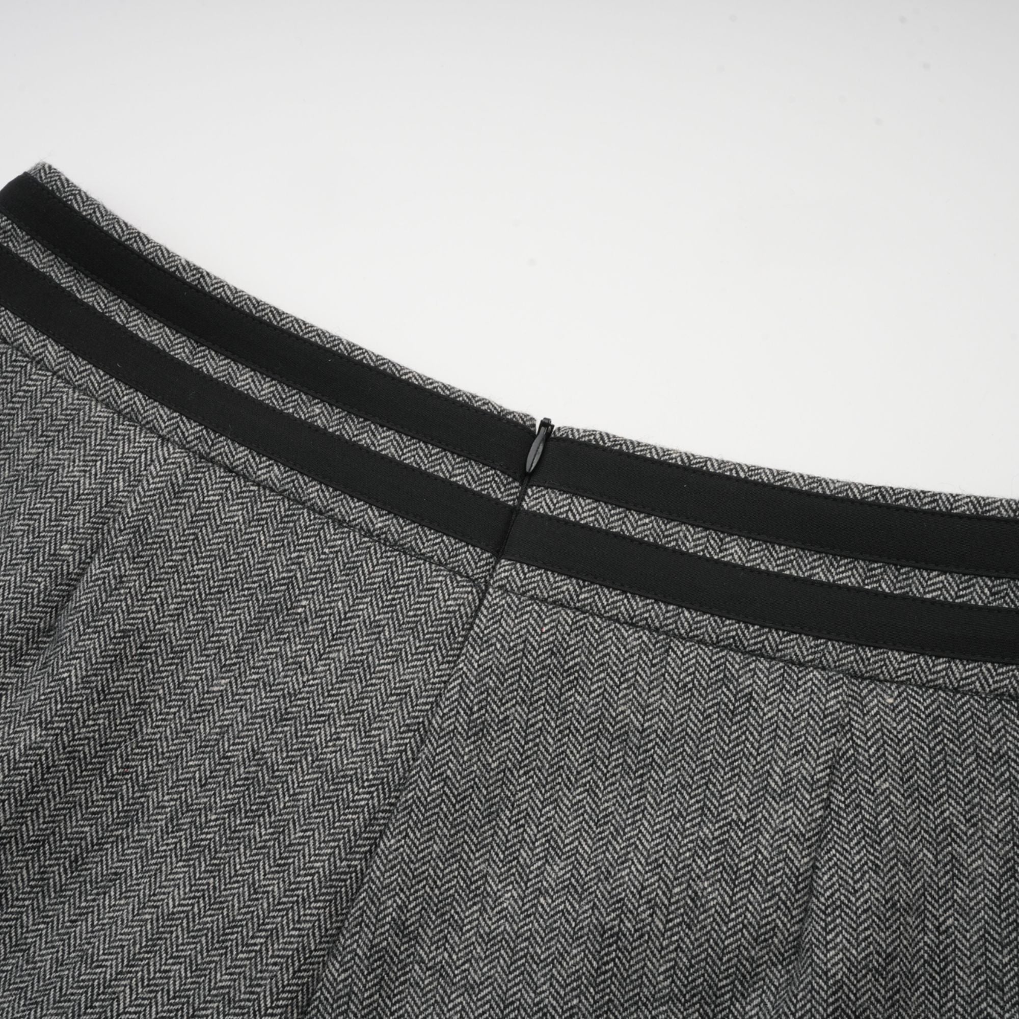 Passendes Set aus Oberteil und Shorts mit Fischgrätenmuster in Grau von Agathe