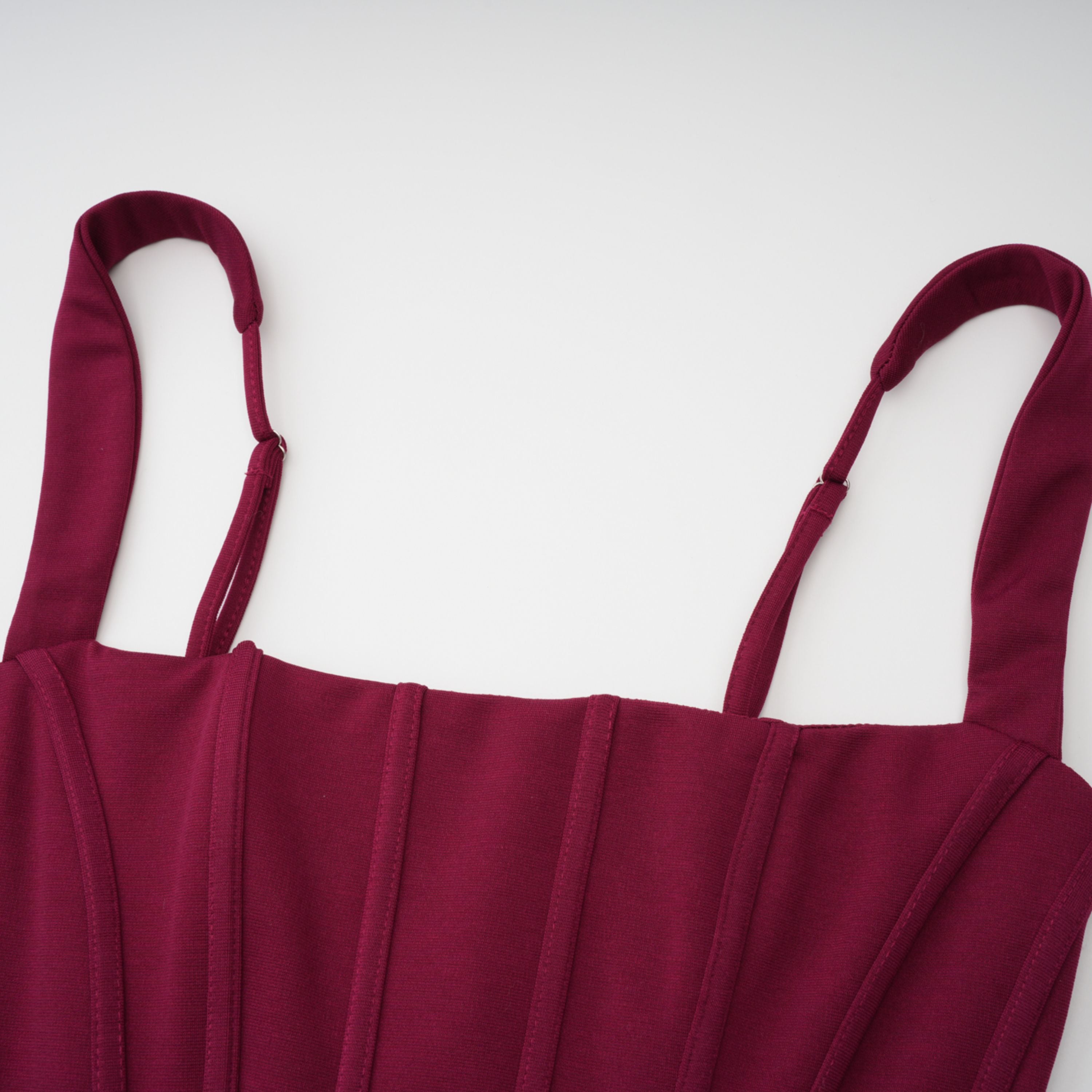 Paulette Rotes, verziertes, gerafftes, figurbetontes Minikleid