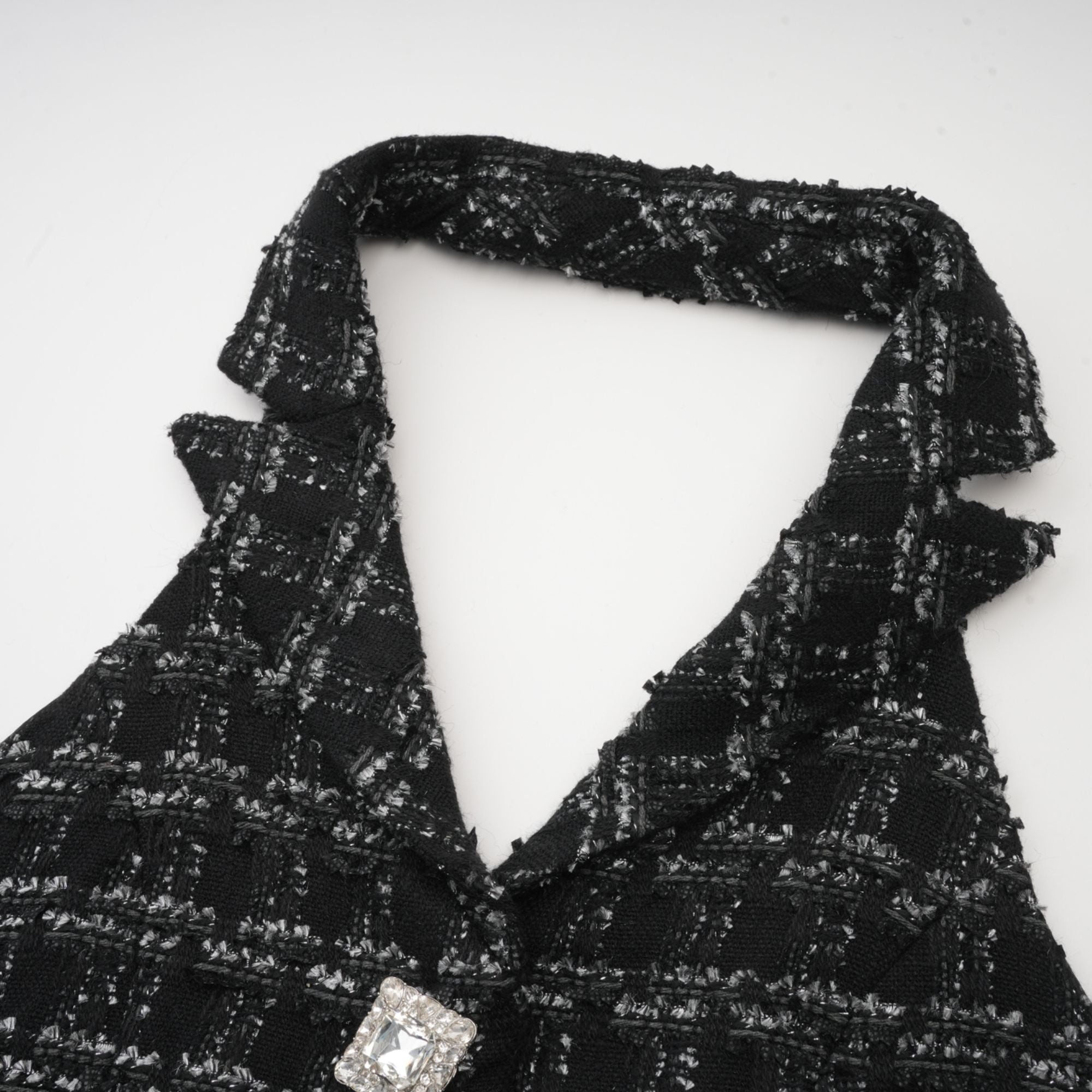 طقم مكون من سترة وتنورة من قماش تويد منقوش باللون الأسود من Axelle