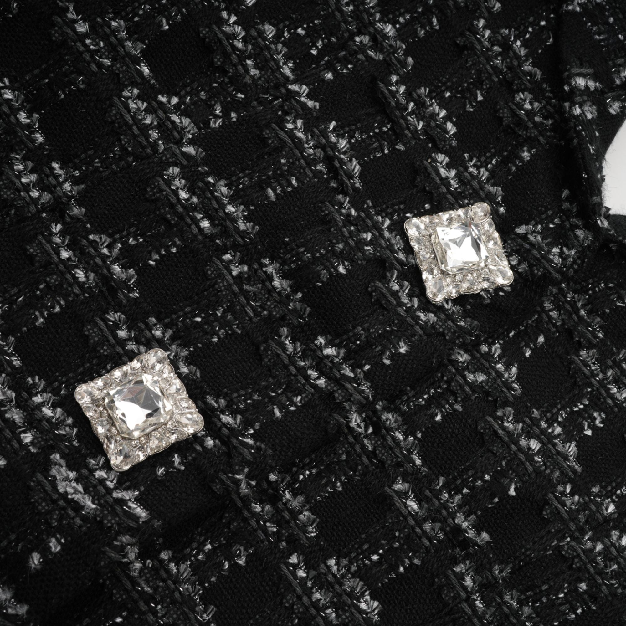 طقم مكون من سترة وتنورة من قماش تويد منقوش باللون الأسود من Axelle