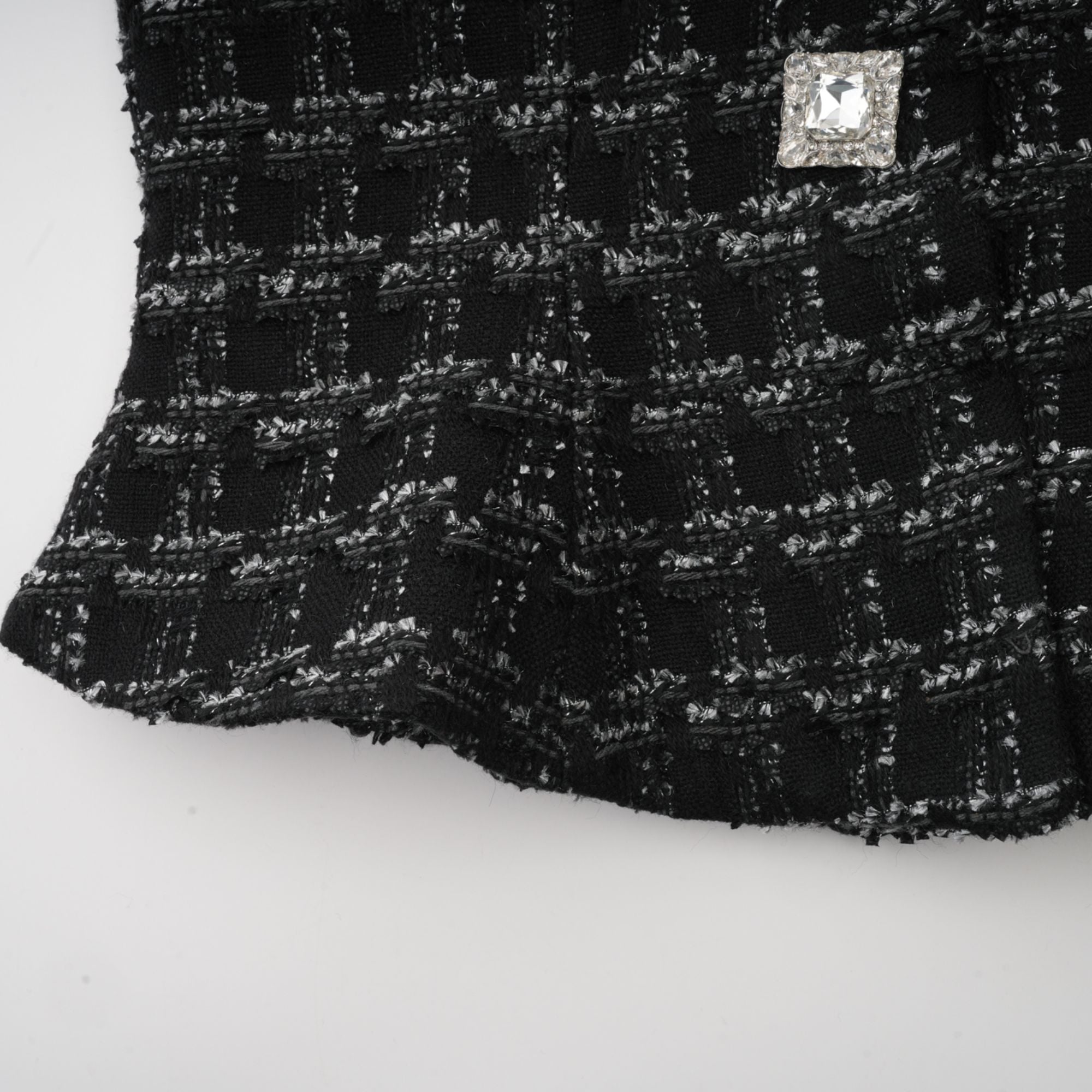 طقم مكون من سترة وتنورة من قماش تويد منقوش باللون الأسود من Axelle