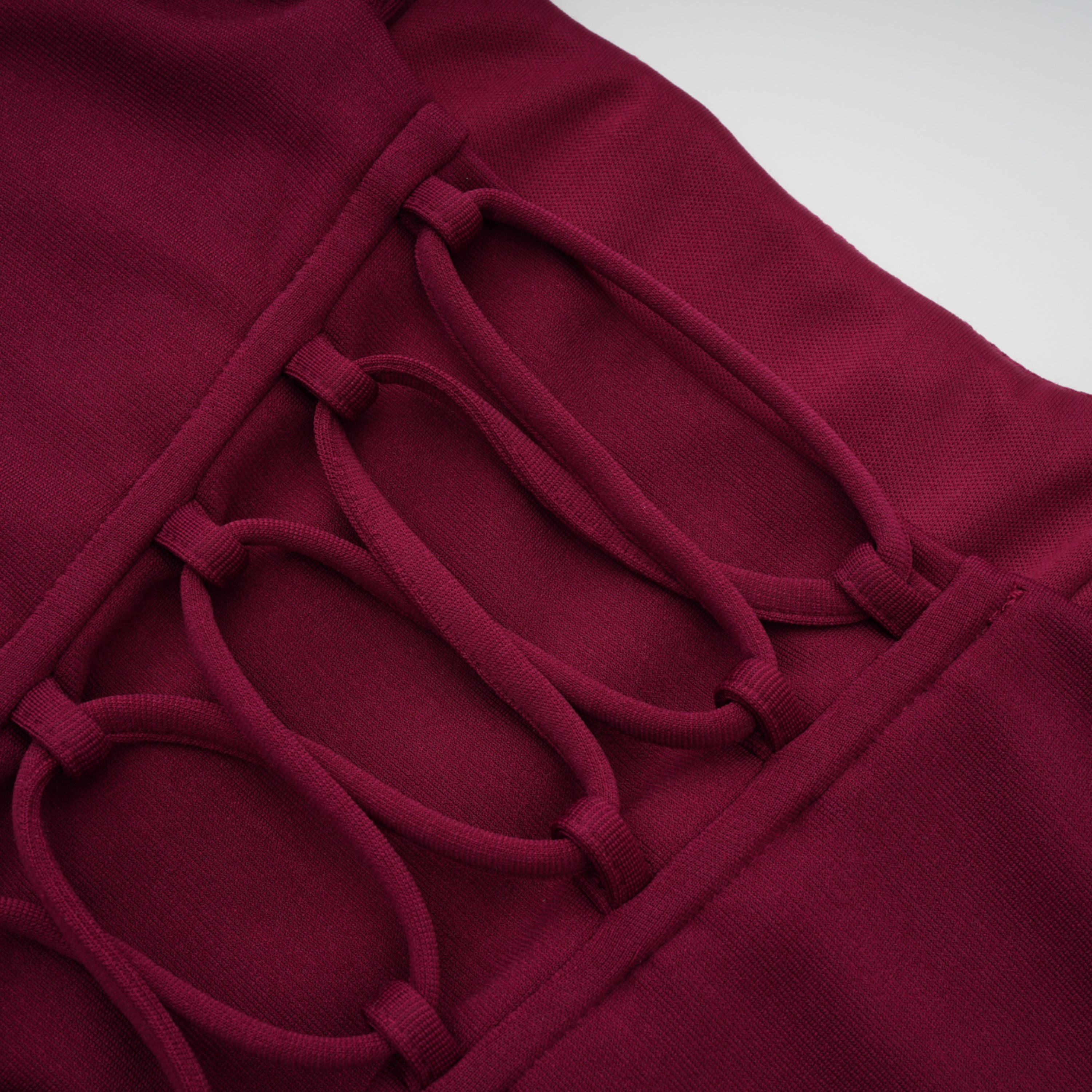 Paulette Rotes, verziertes, gerafftes, figurbetontes Minikleid