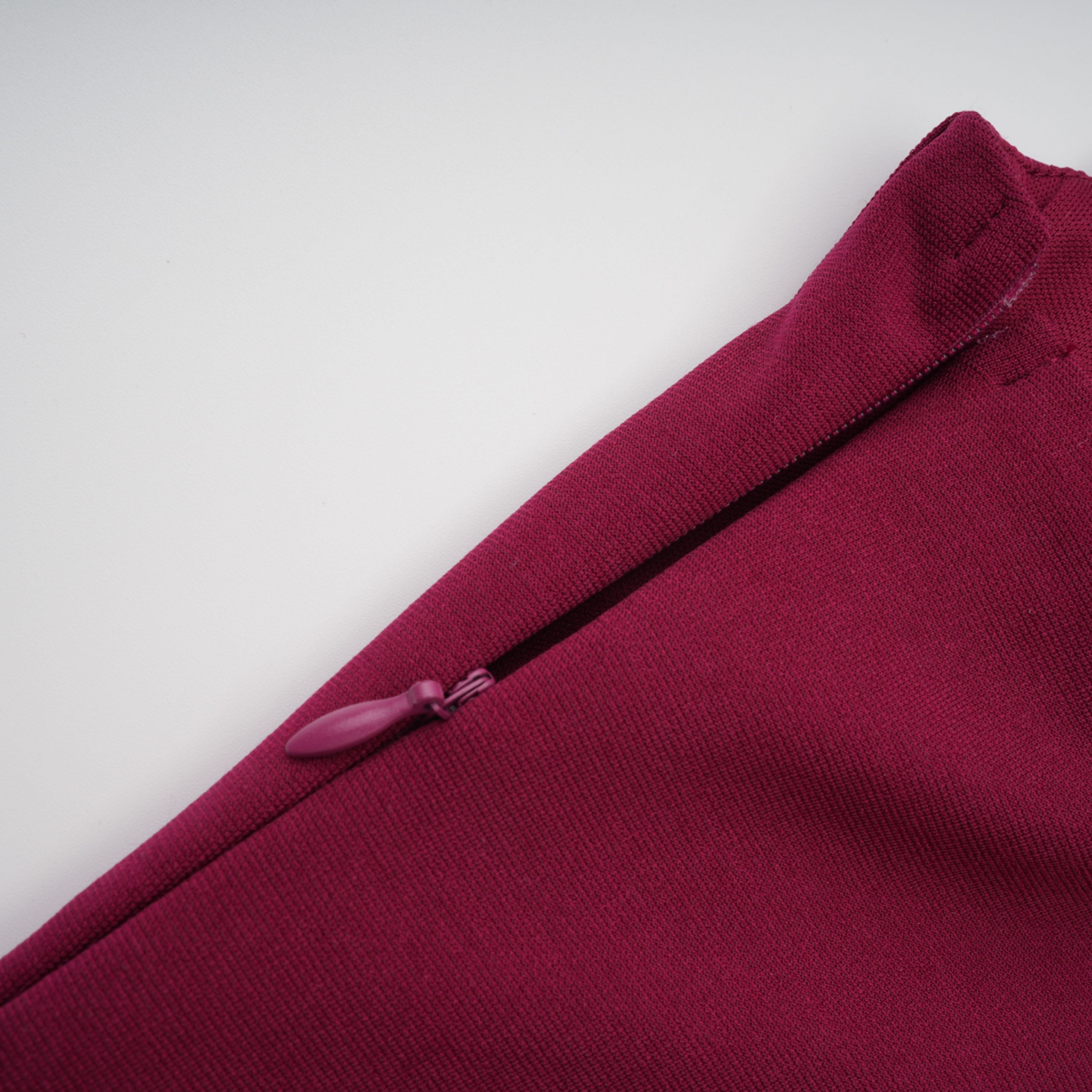 Paulette Rotes, verziertes, gerafftes, figurbetontes Minikleid