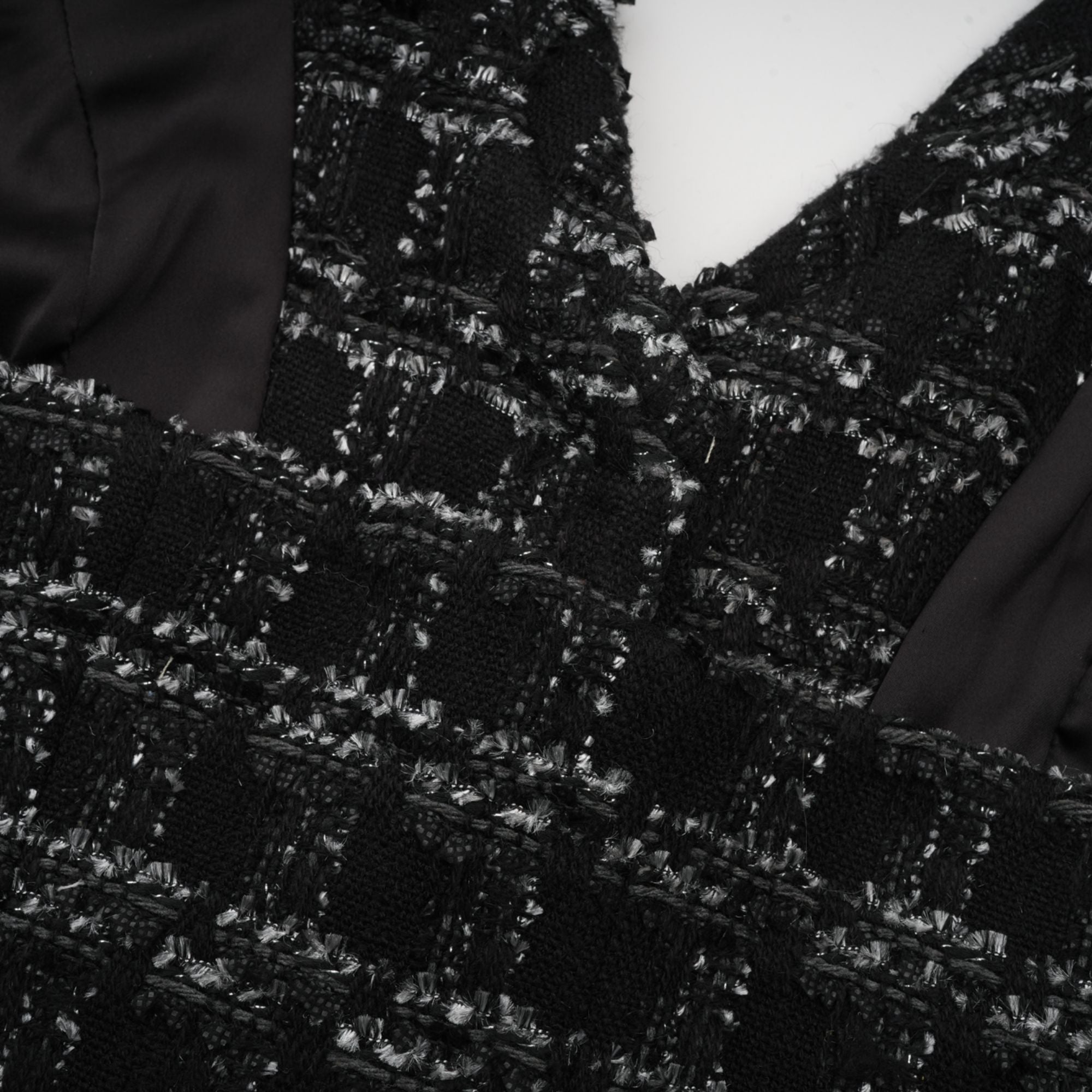 طقم مكون من سترة وتنورة من قماش تويد منقوش باللون الأسود من Axelle