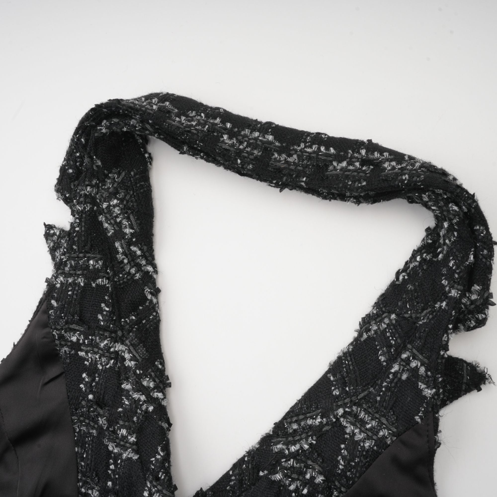 طقم مكون من سترة وتنورة من قماش تويد منقوش باللون الأسود من Axelle