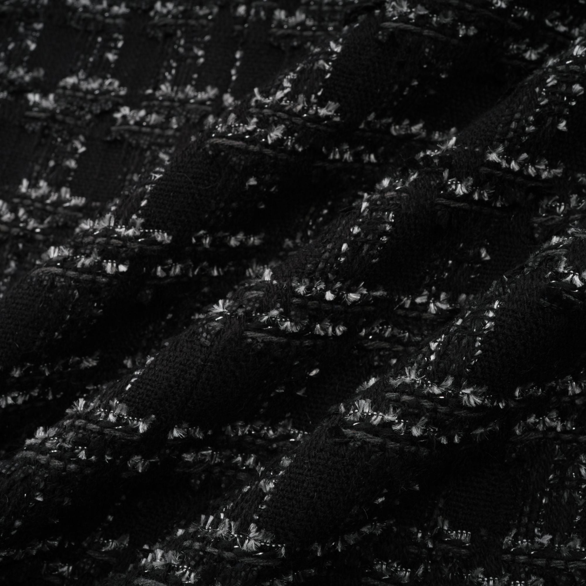 طقم مكون من سترة وتنورة من قماش تويد منقوش باللون الأسود من Axelle