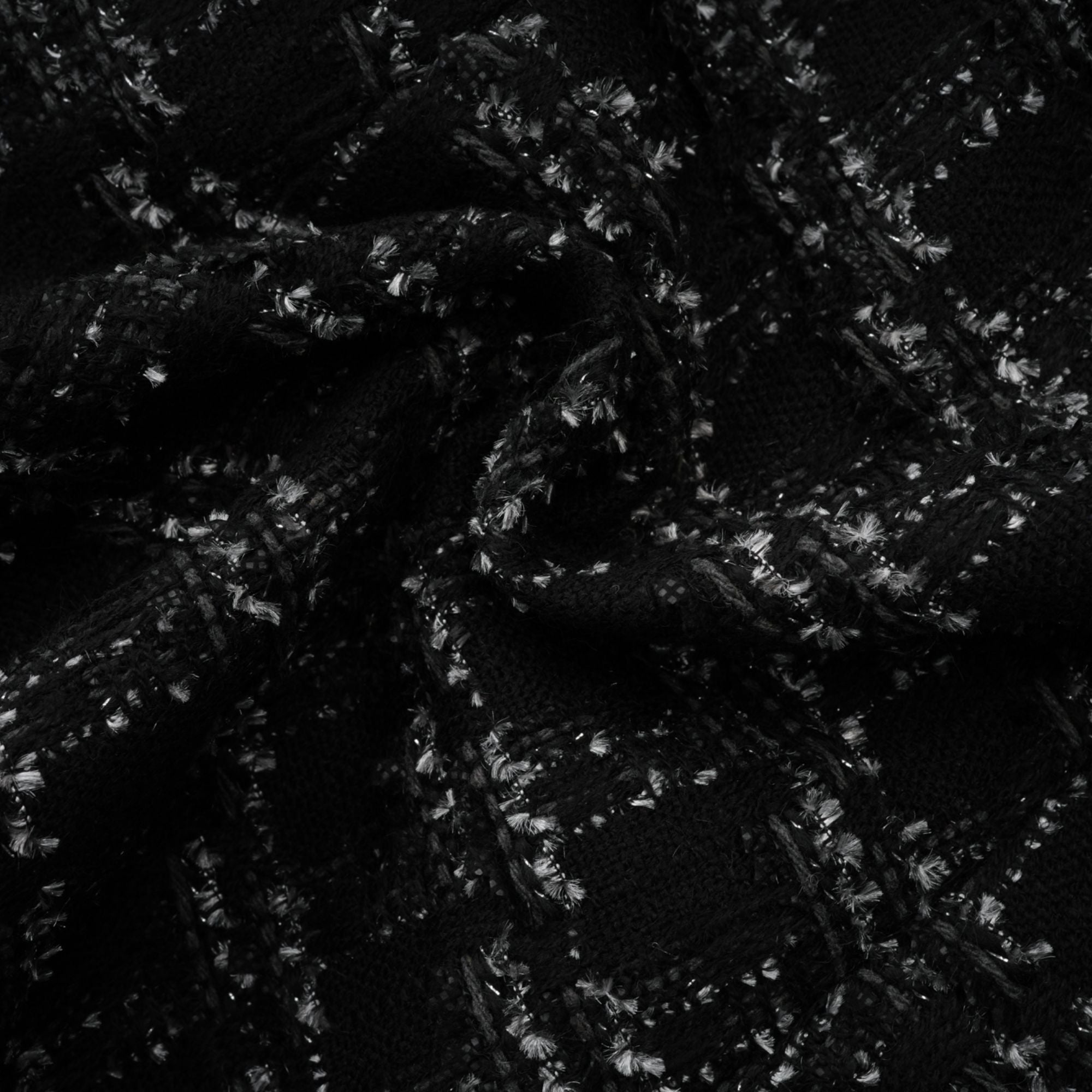 طقم مكون من سترة وتنورة من قماش تويد منقوش باللون الأسود من Axelle