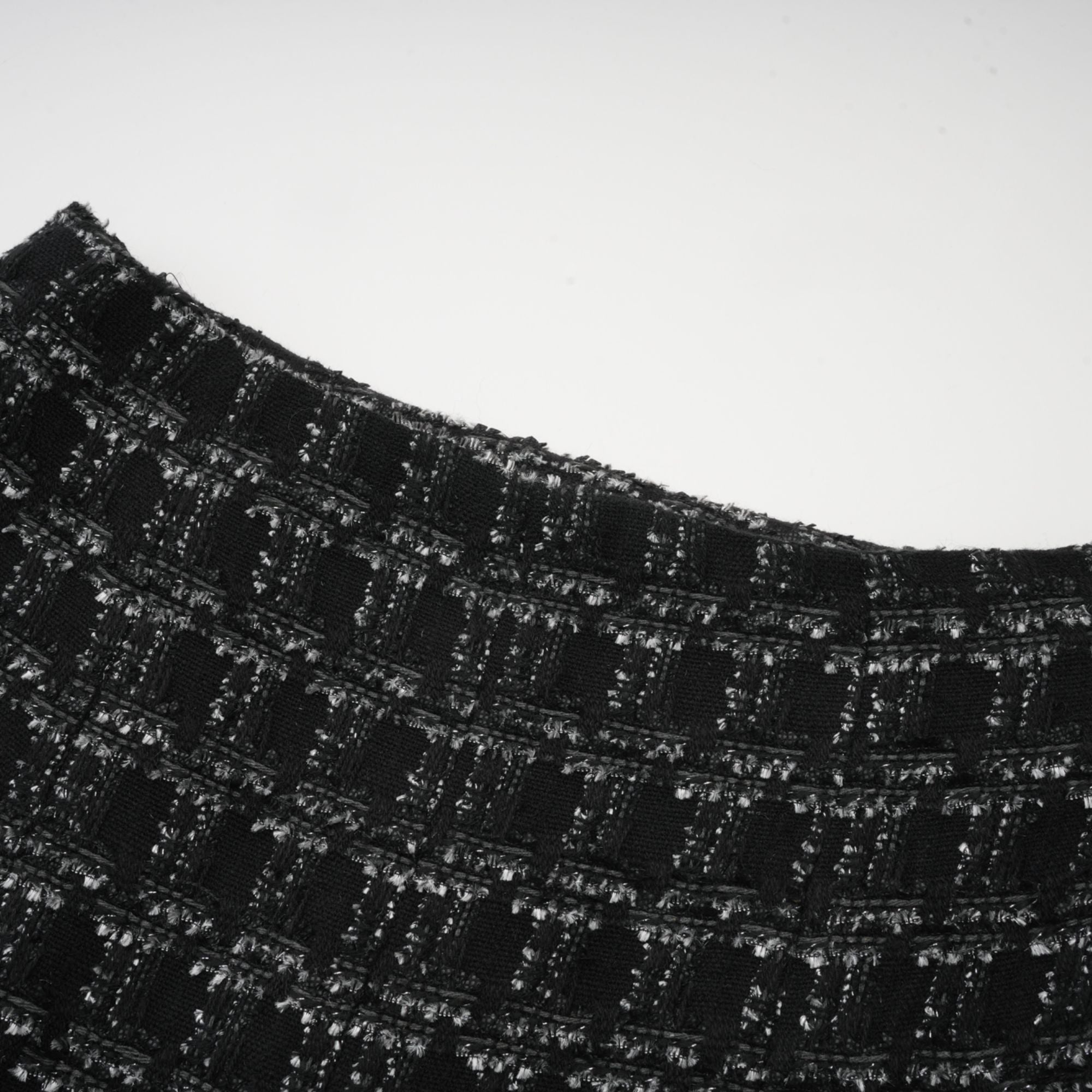 طقم مكون من سترة وتنورة من قماش تويد منقوش باللون الأسود من Axelle