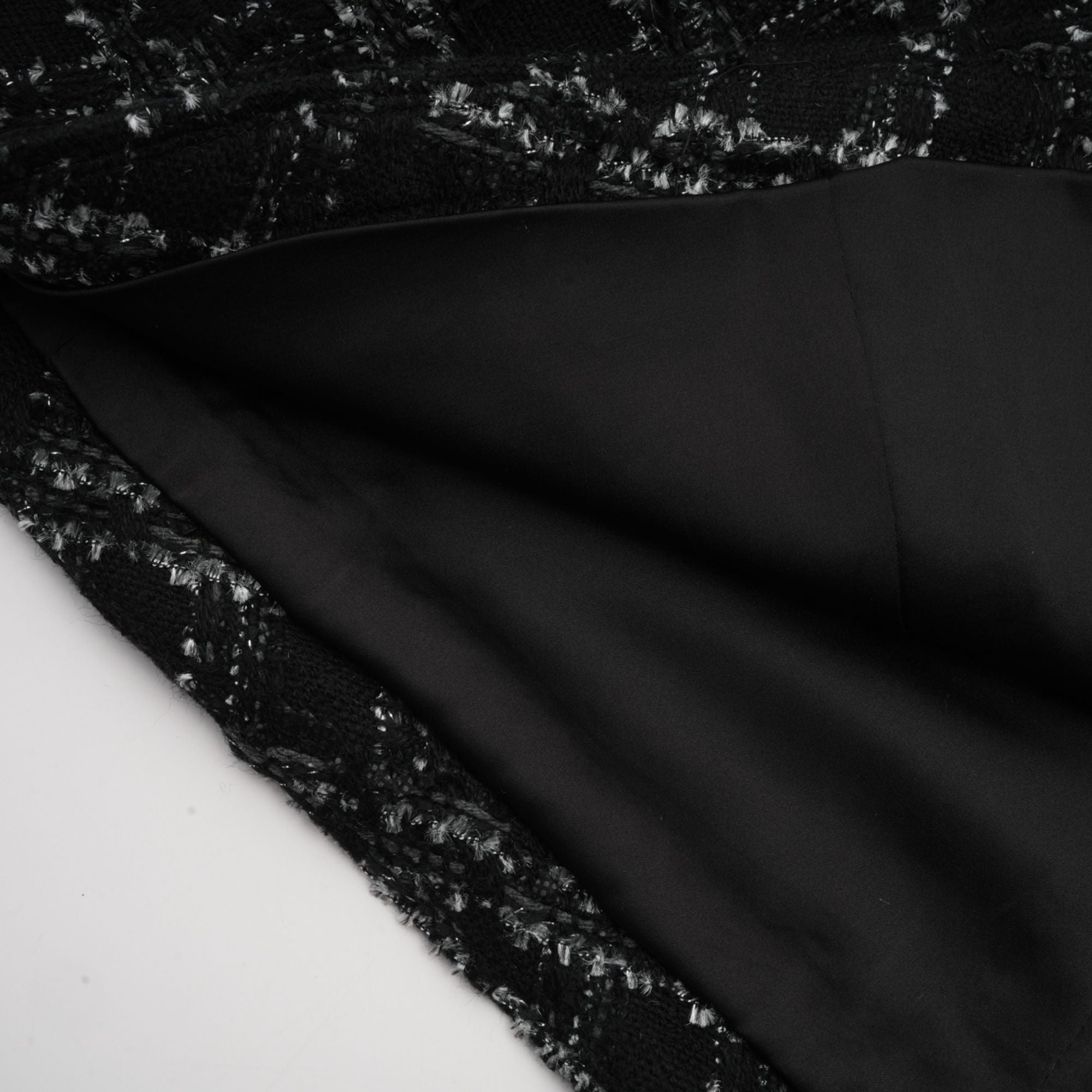 طقم مكون من سترة وتنورة من قماش تويد منقوش باللون الأسود من Axelle