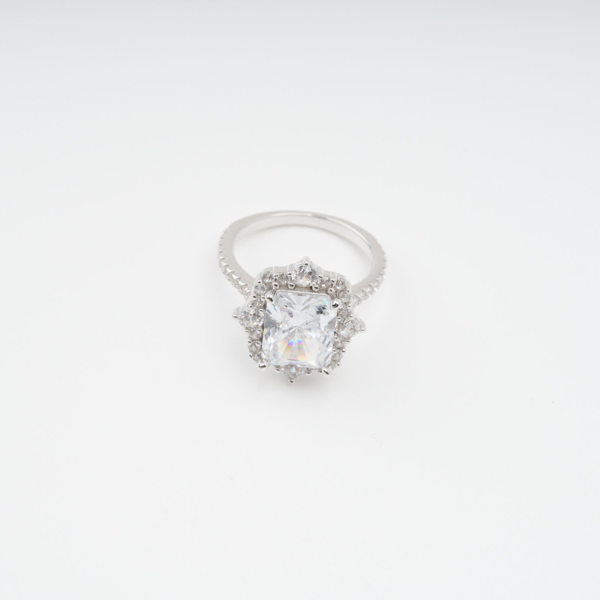 خاتم إيميليان المستطيل من الفضة الإسترلينية مرصع بأحجار الزركون الكريمة