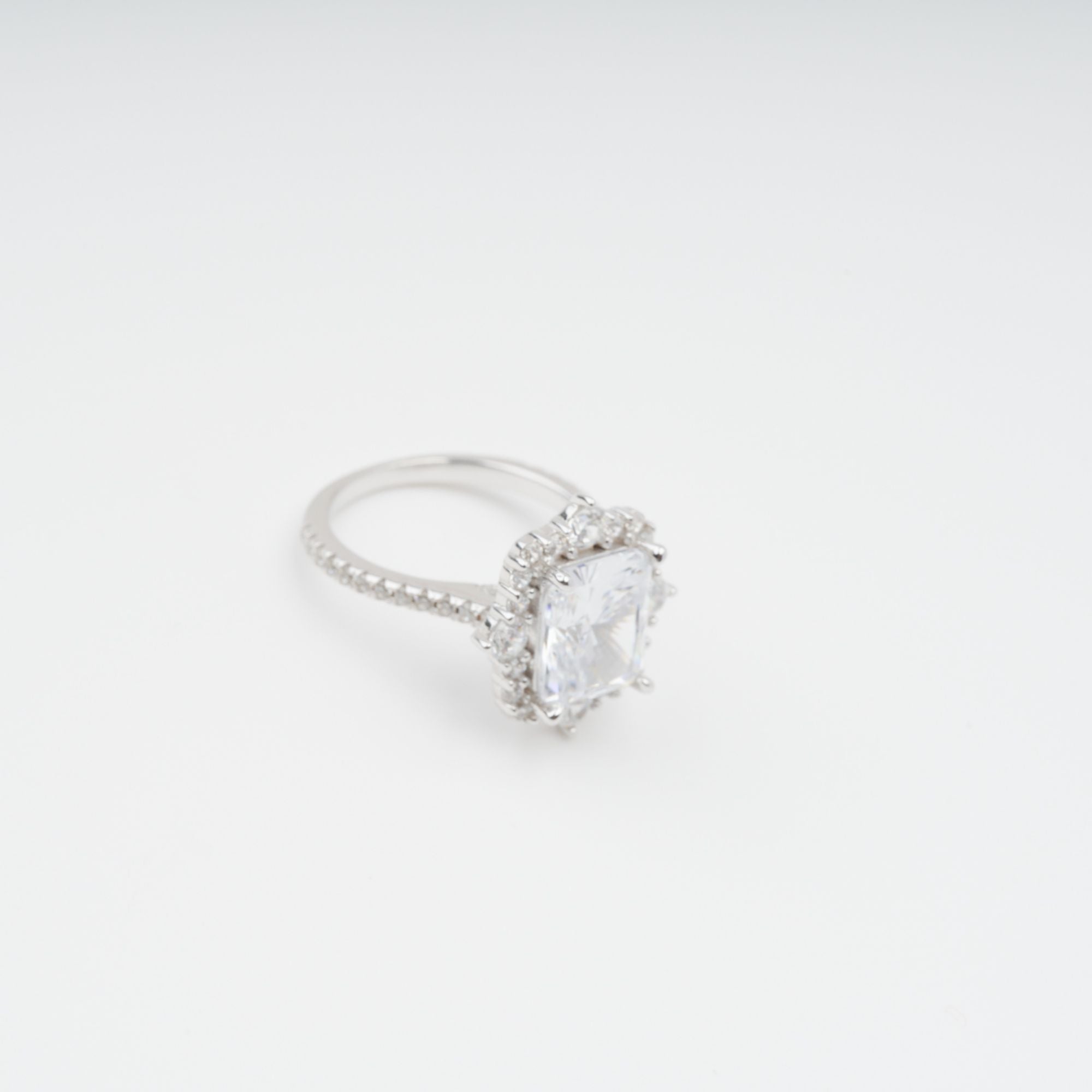 خاتم إيميليان المستطيل من الفضة الإسترلينية مرصع بأحجار الزركون الكريمة