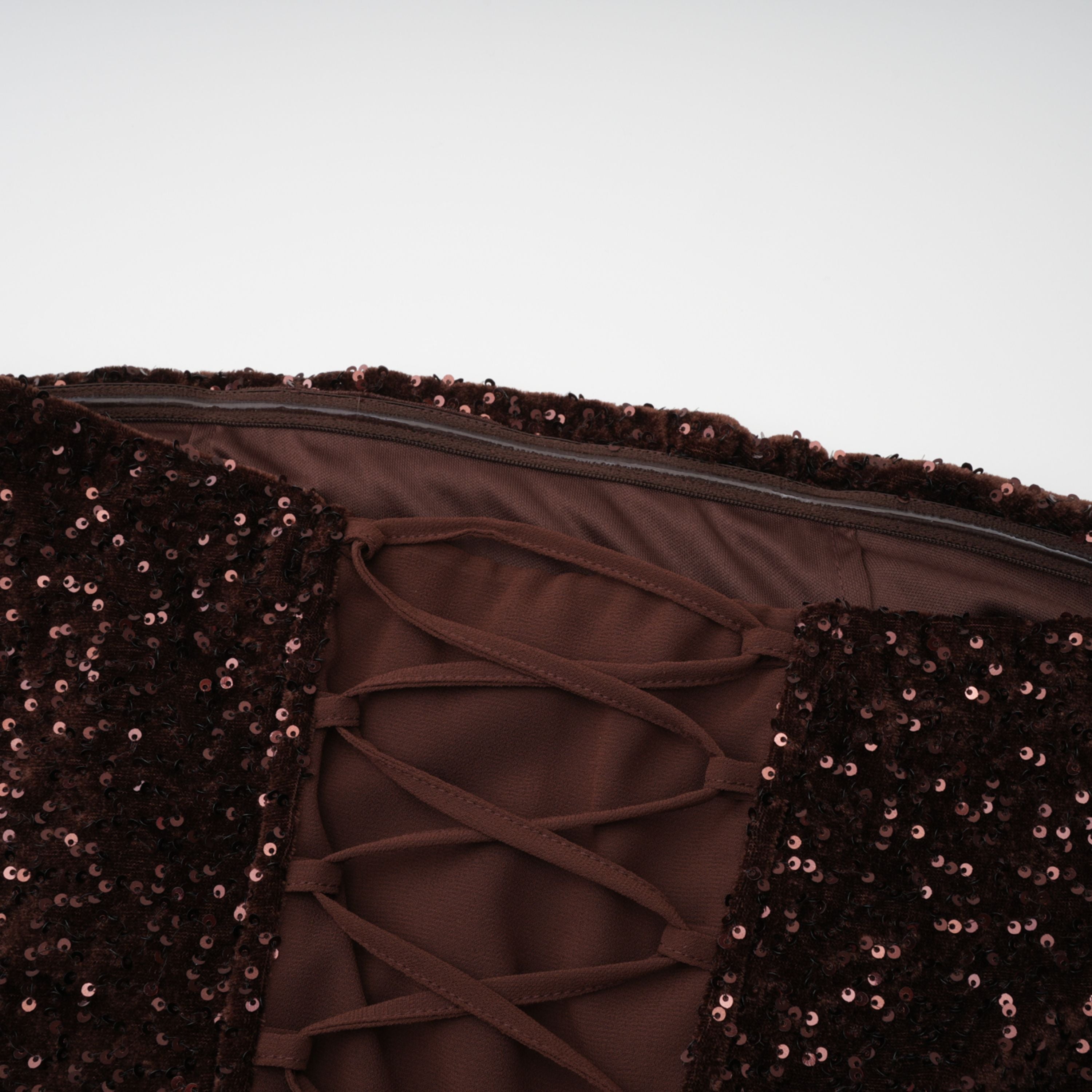 فستان طويل غير متماثل مزين بالترتر من جيادا براون