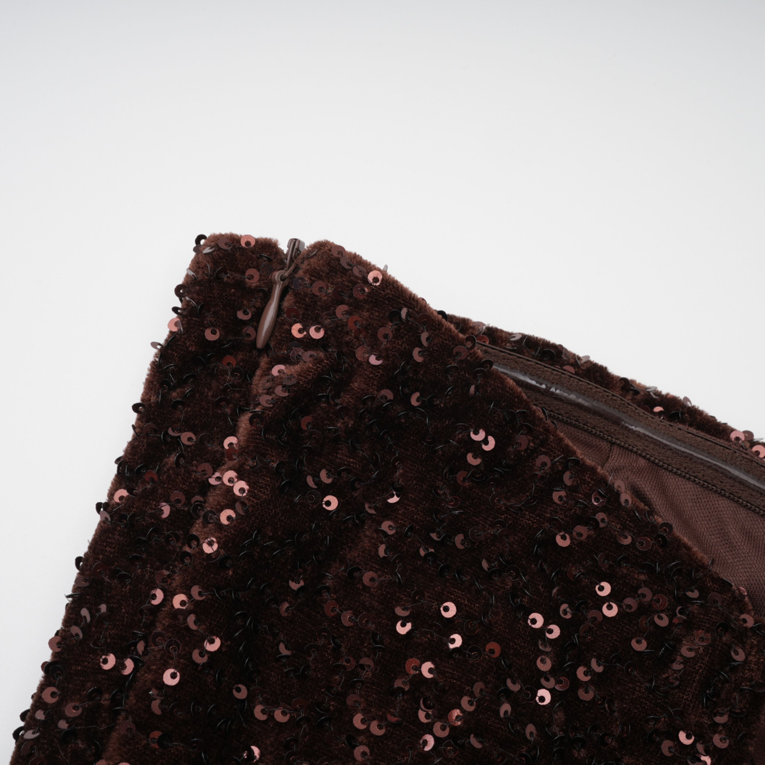 فستان طويل غير متماثل مزين بالترتر من جيادا براون