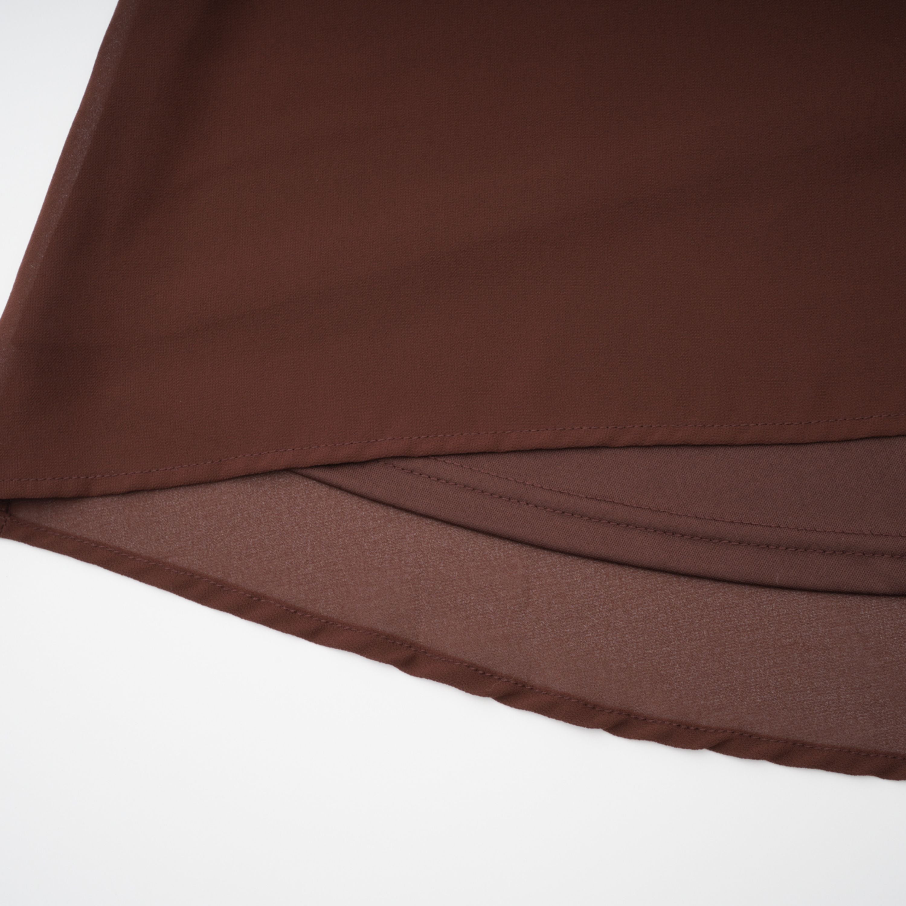 فستان طويل غير متماثل مزين بالترتر من جيادا براون