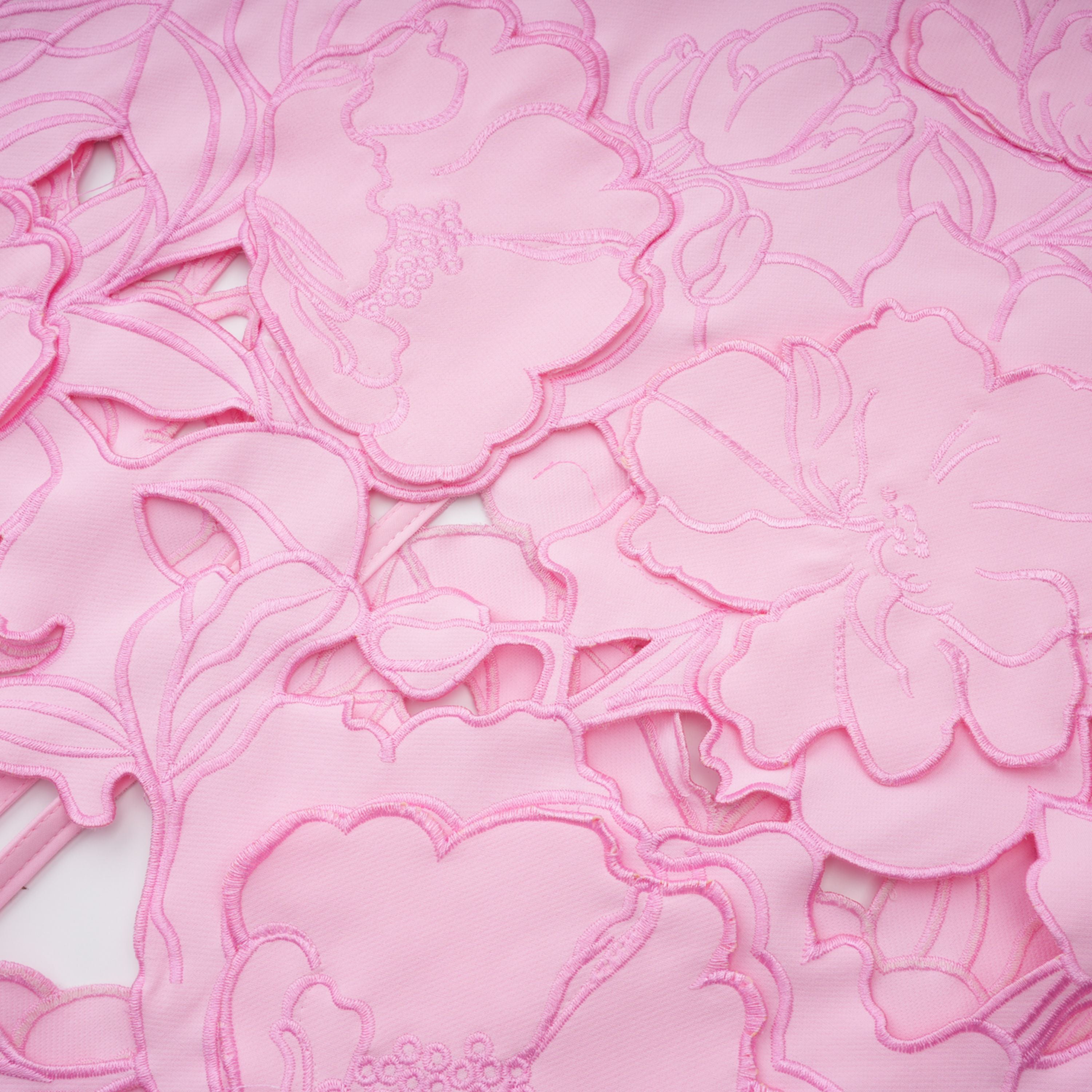 فستان بدون أكمام مزين بزخارف زهرية