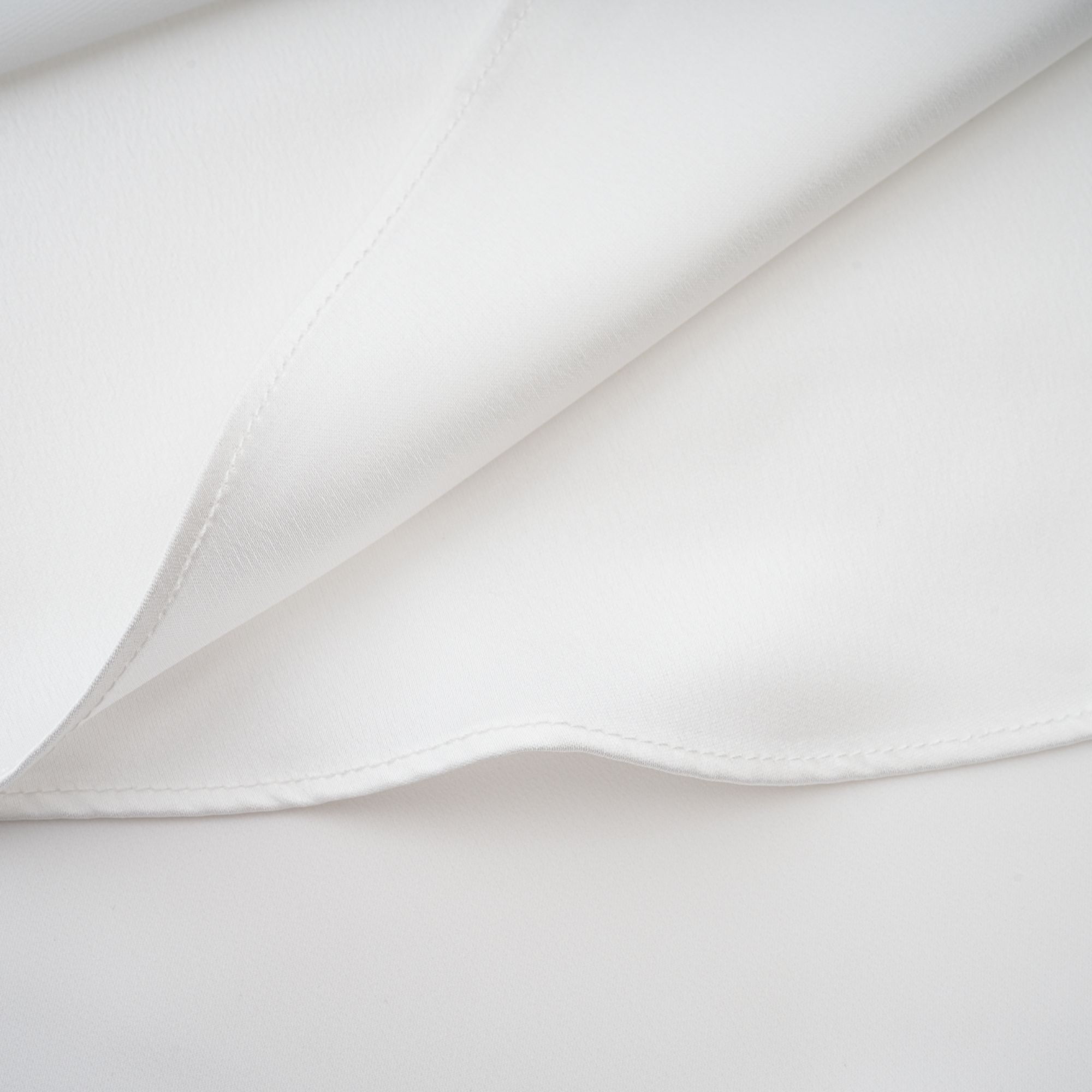 طقم ليوني من عباءة وفستان من التول الأبيض