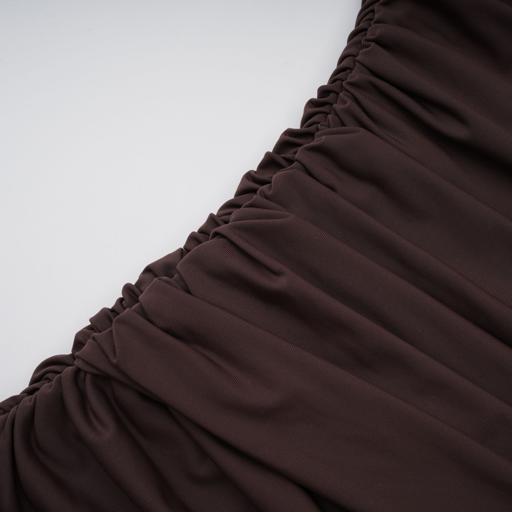 Fée – Braunes, asymmetrisches, gerüschtes Minikleid