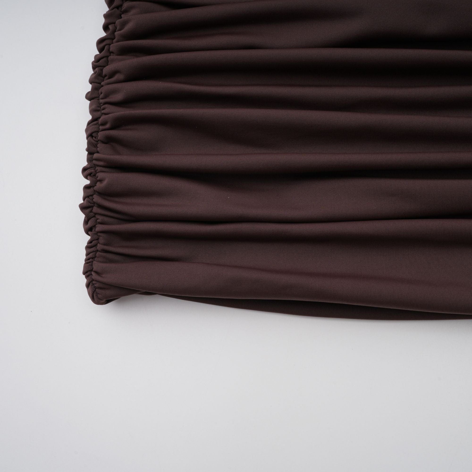 Fée – Braunes, asymmetrisches, gerüschtes Minikleid