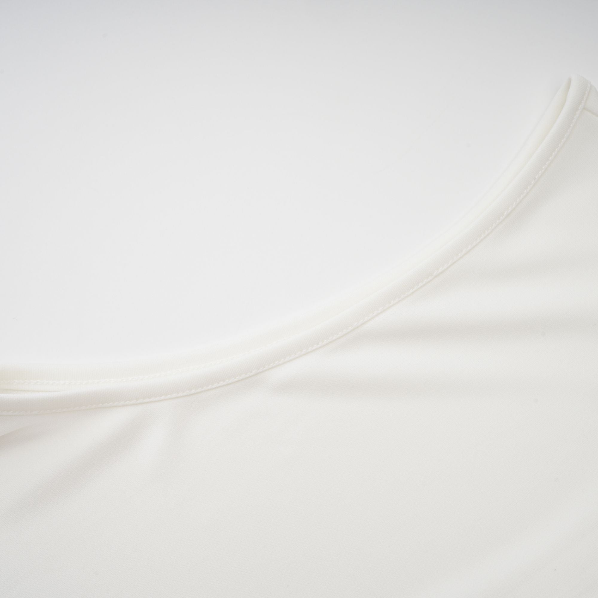 فستان ماكسي أبيض بياقة مدورة من Mystérieuse