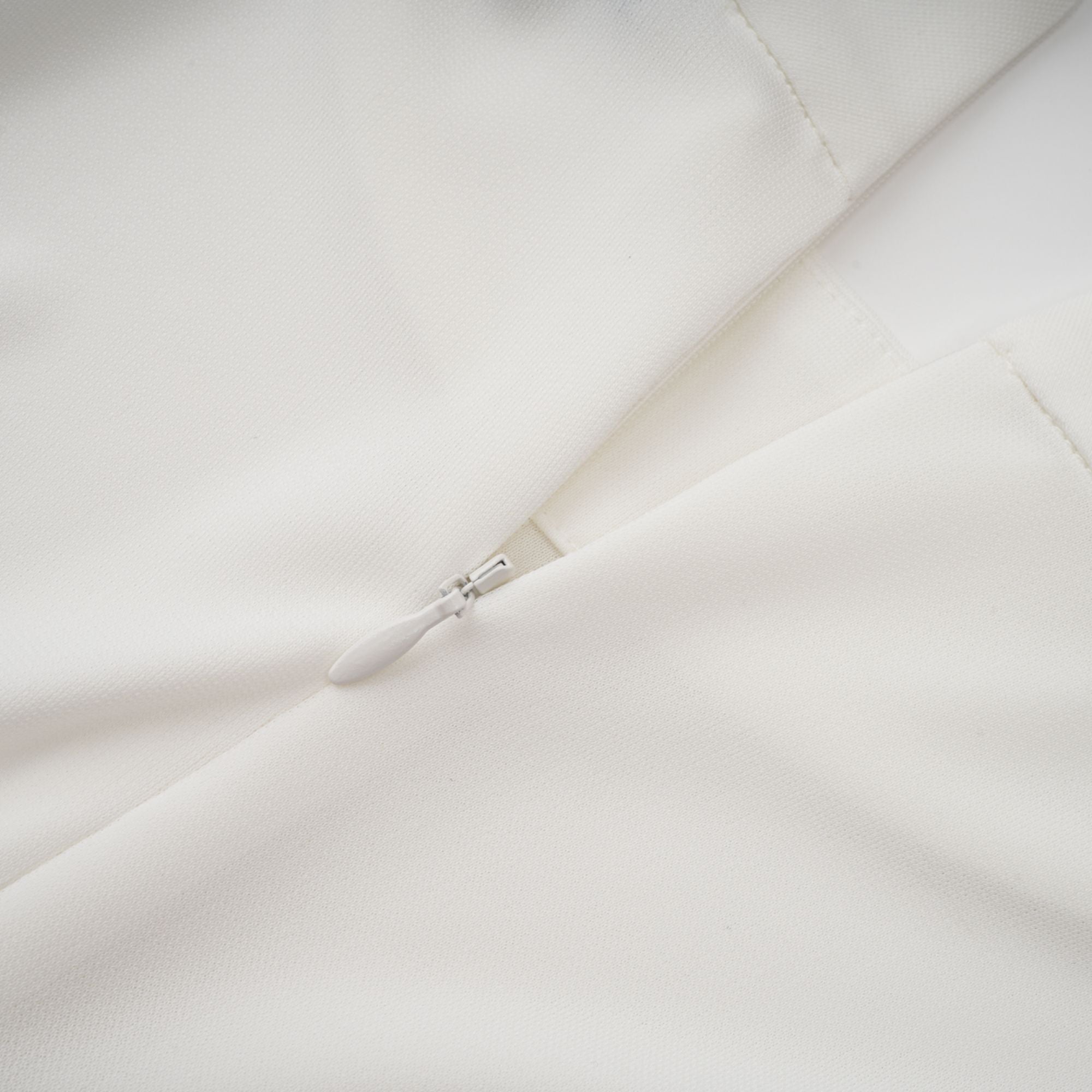 Mystérieuse – Drapiertes Maxikleid mit Rollkragen in Weiß