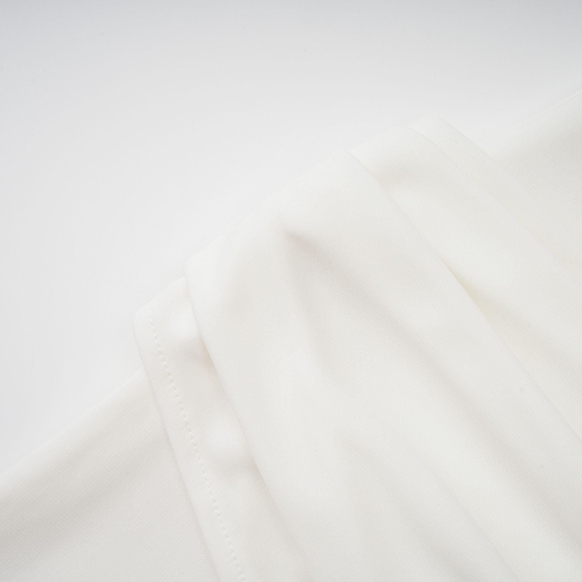 Mystérieuse – Drapiertes Maxikleid mit Rollkragen in Weiß