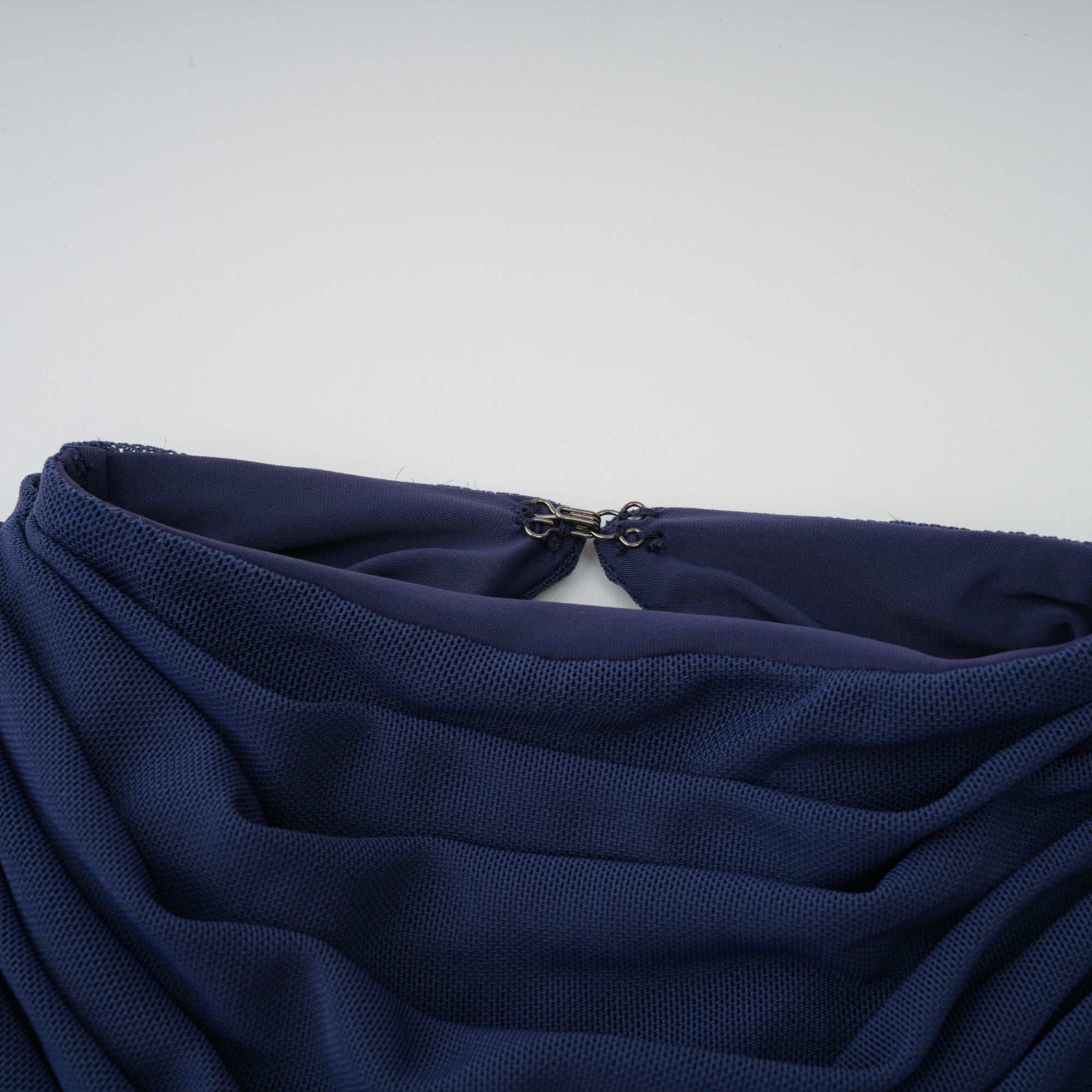 فستان كاثرين ماكسي مطوي غير متماثل باللون الأبيض