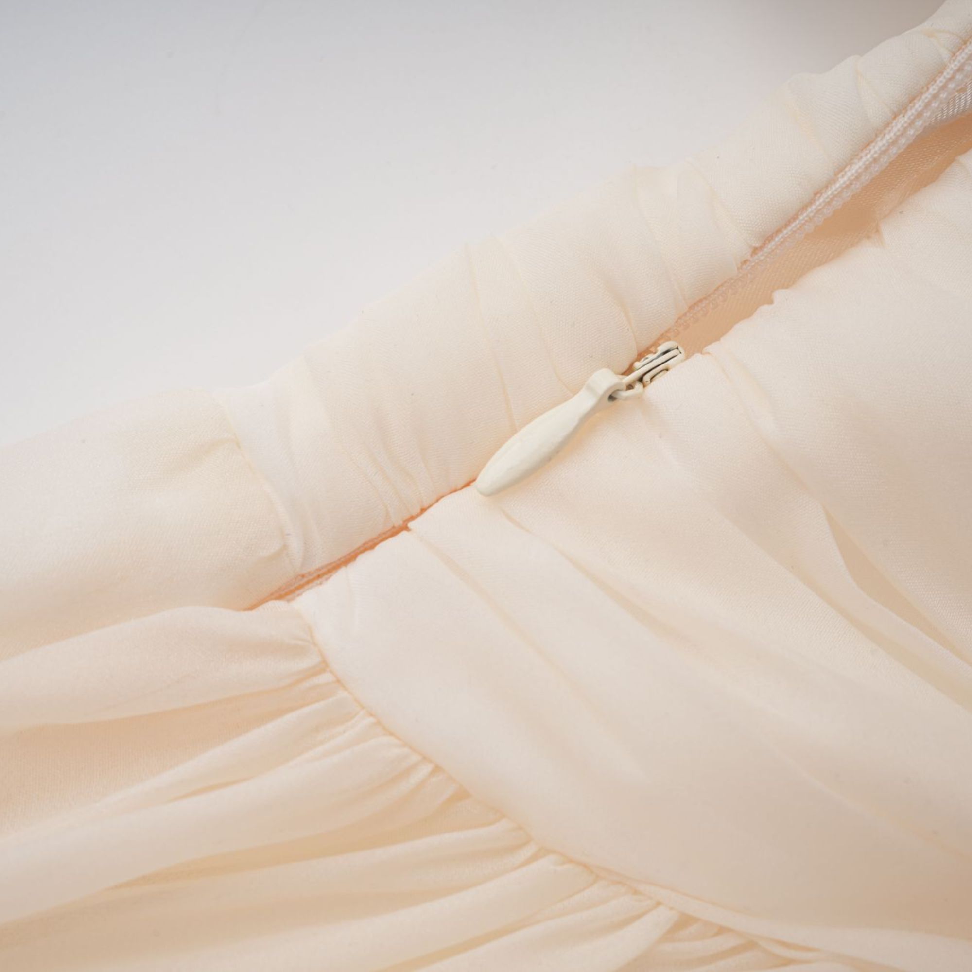 Riley Cremeweißes drapiertes Maxikleid aus Tüll