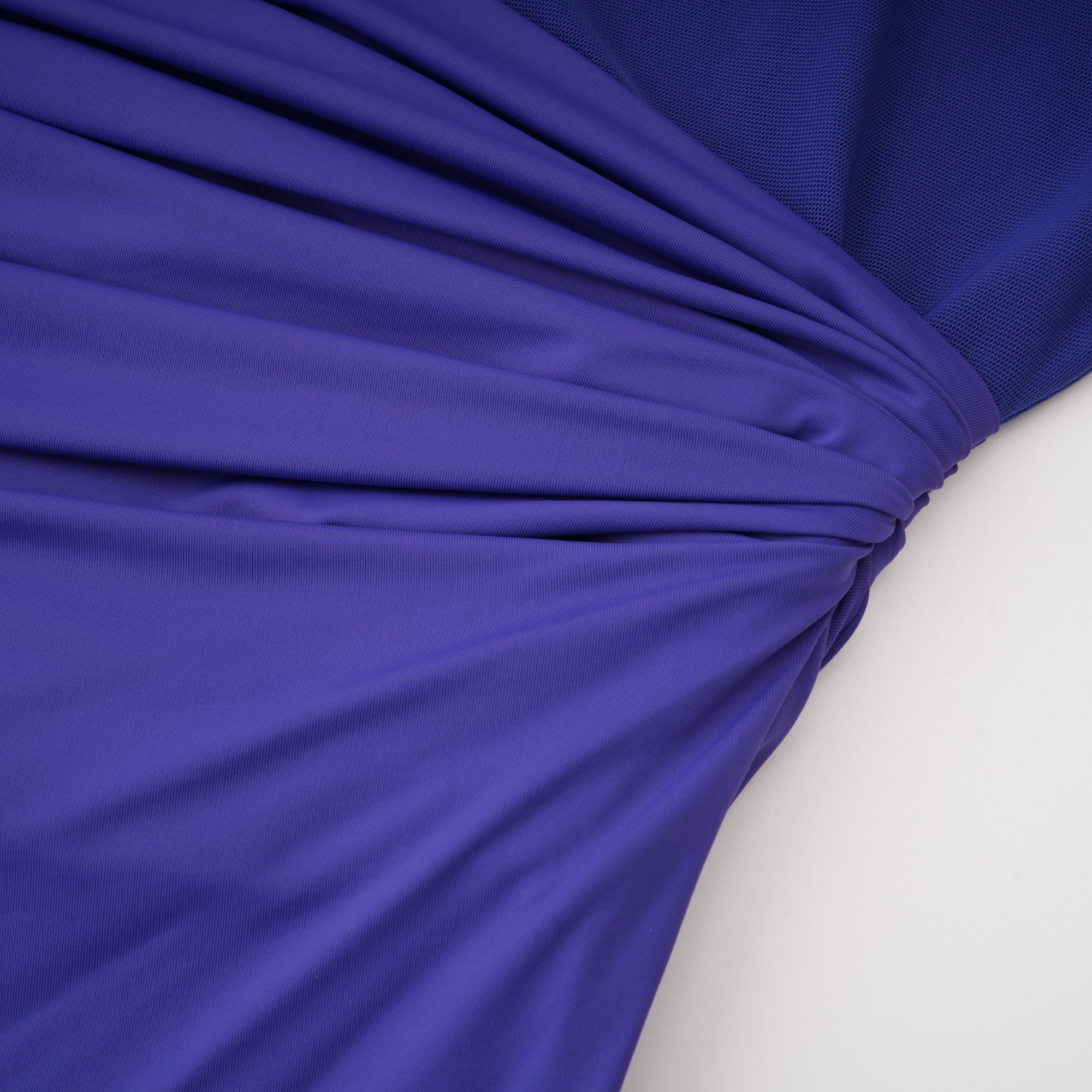 Éva Blaues, drapiertes, gerafftes Maxikleid