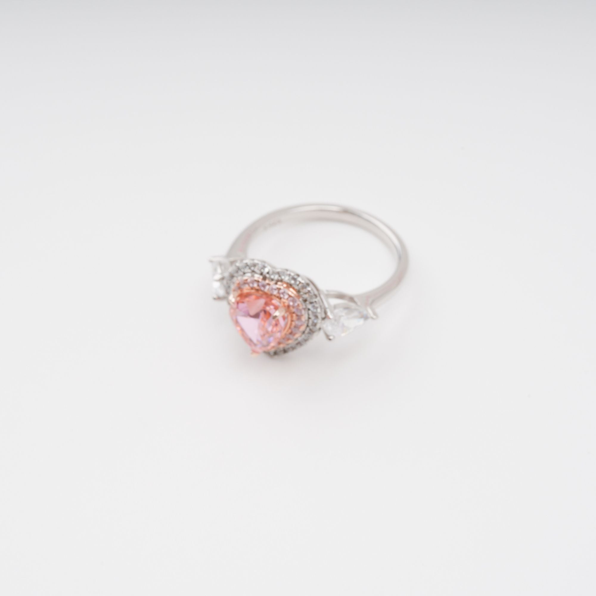 خاتم إمبيراتريس من الفضة الإسترلينية مرصع بأحجار كريمة مقطوعة على شكل قلب وردي