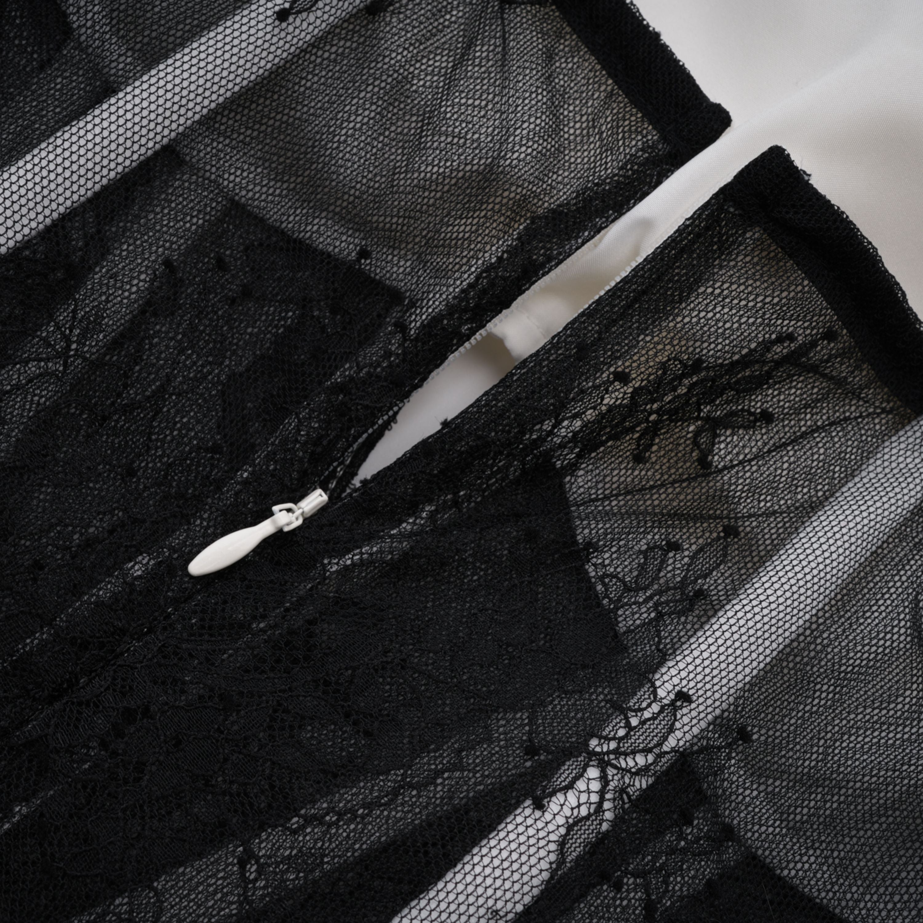 Mirabeau Weißes Maxikleid mit Cut-Out-Spitze