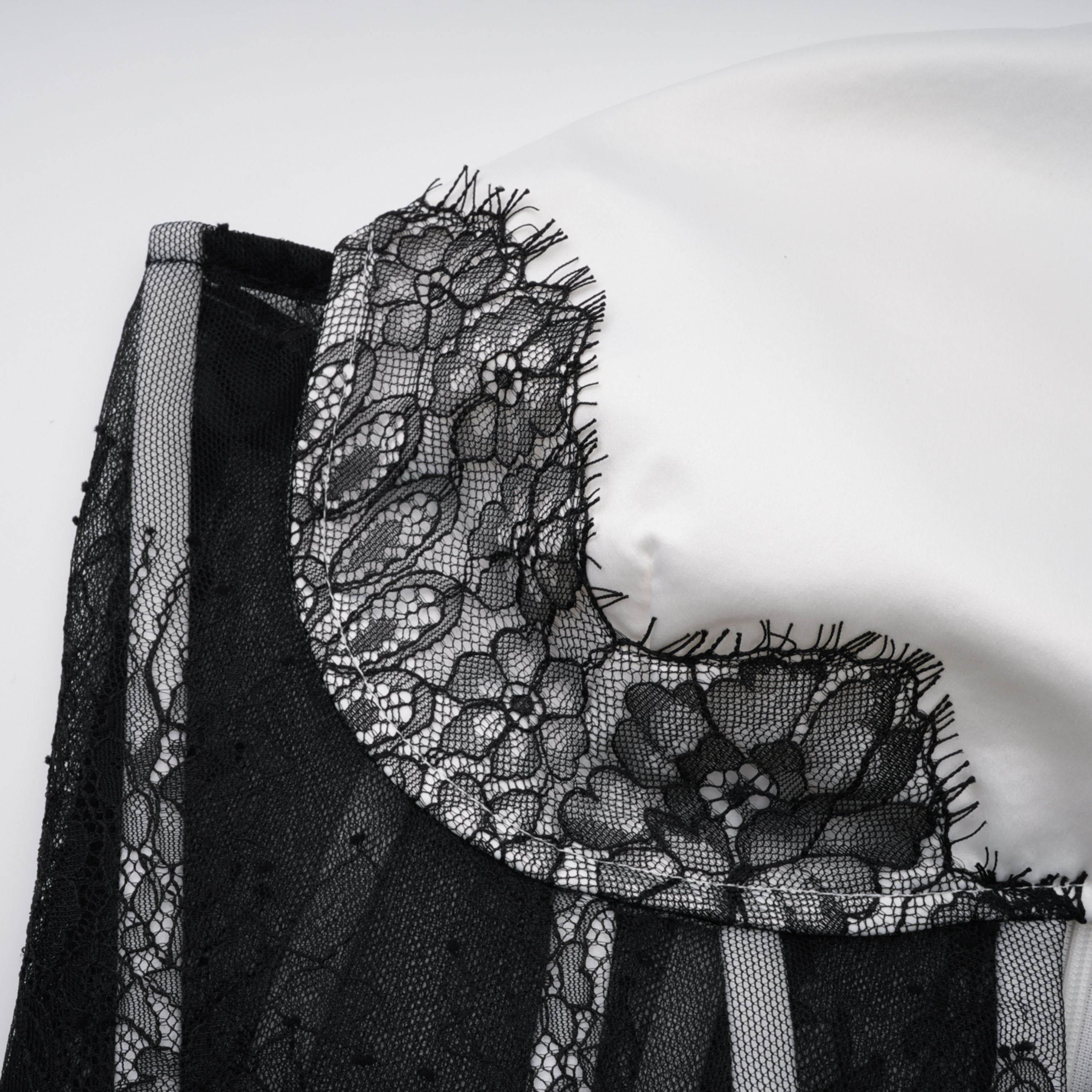 Mirabeau Weißes Maxikleid mit Cut-Out-Spitze