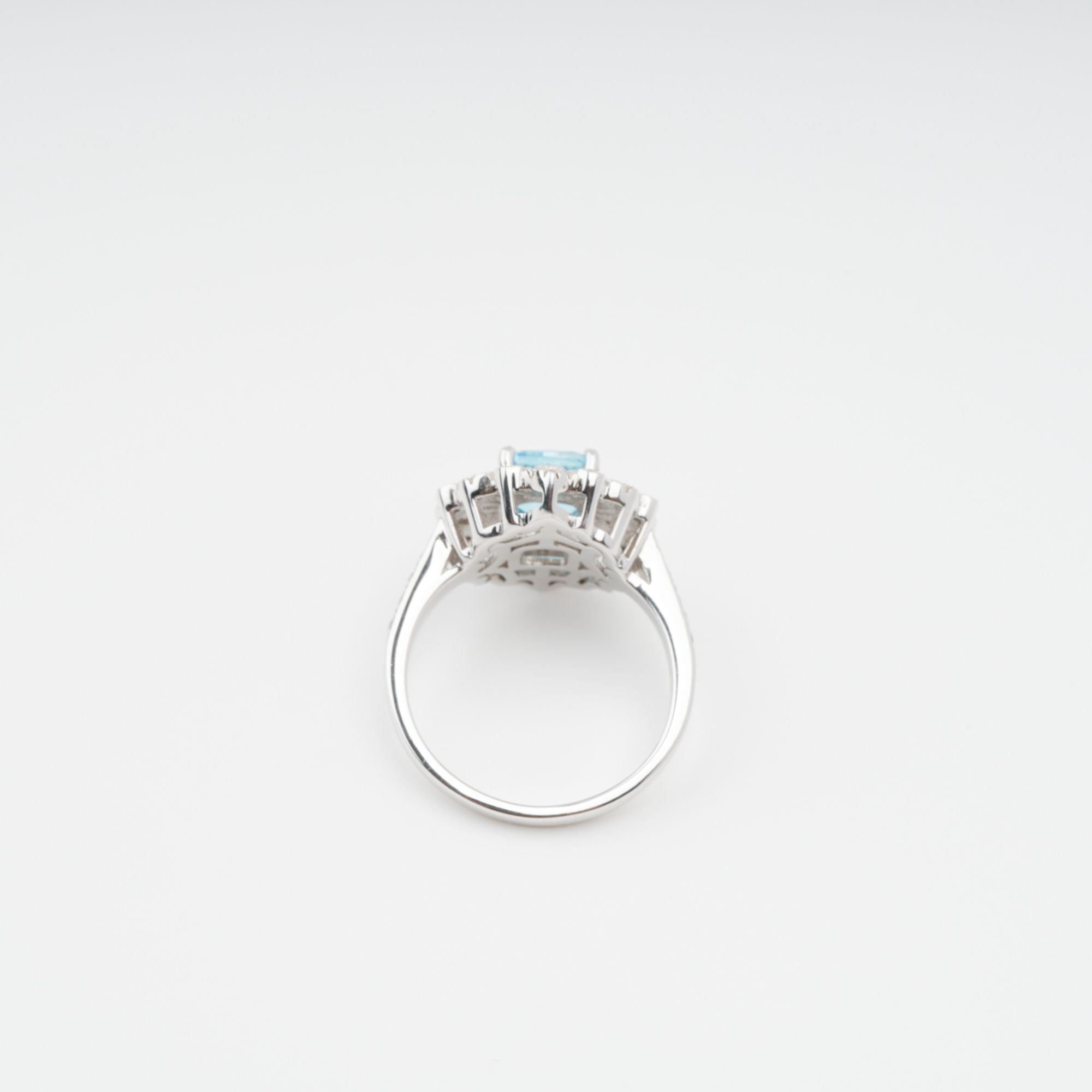 خاتم إنجمي أزرق اللون من الفضة الإسترلينية مرصع بأحجار كريمة مقطوعة على شكل وسادة