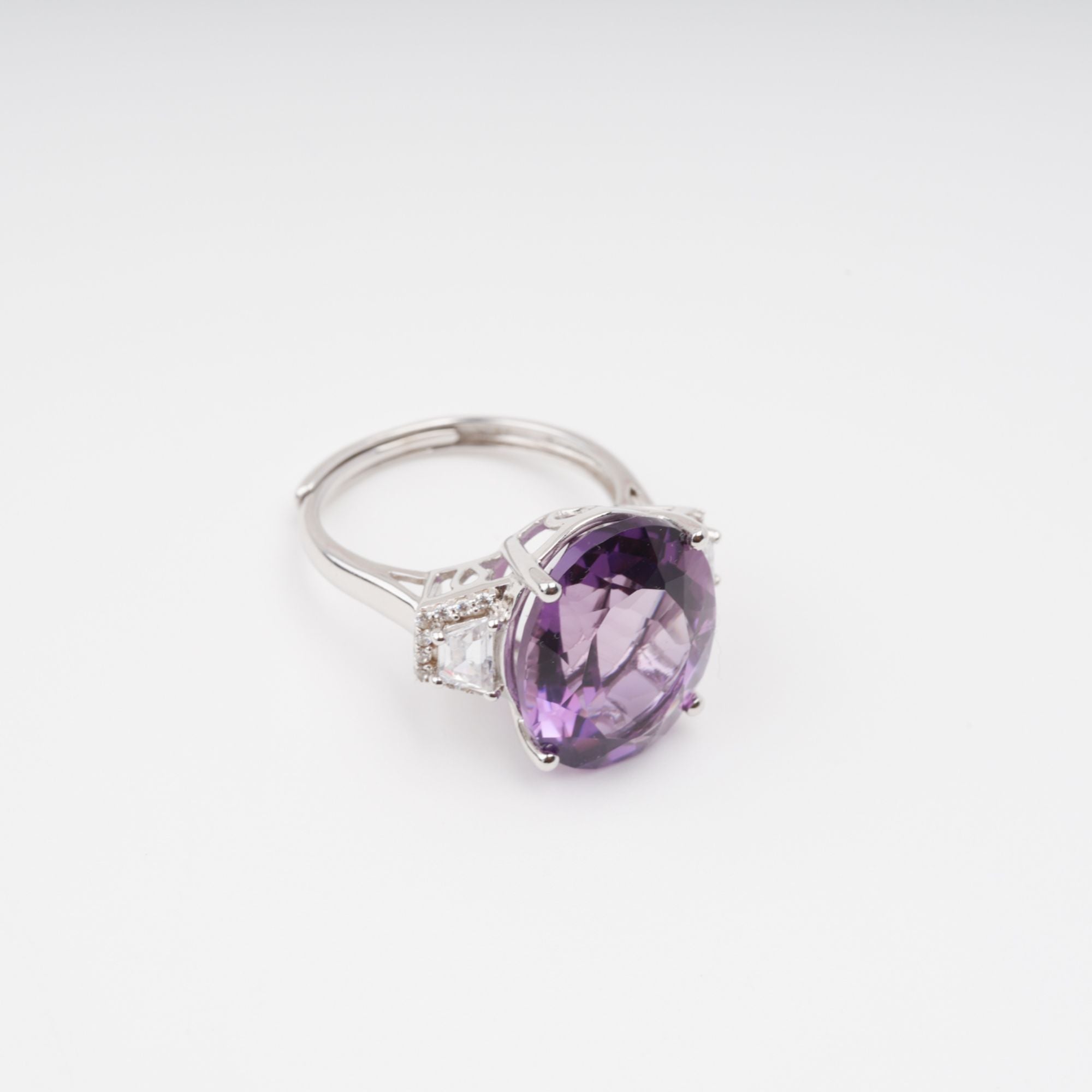 Héraldique Sterling-Silberring mit ovalem violettem Edelstein