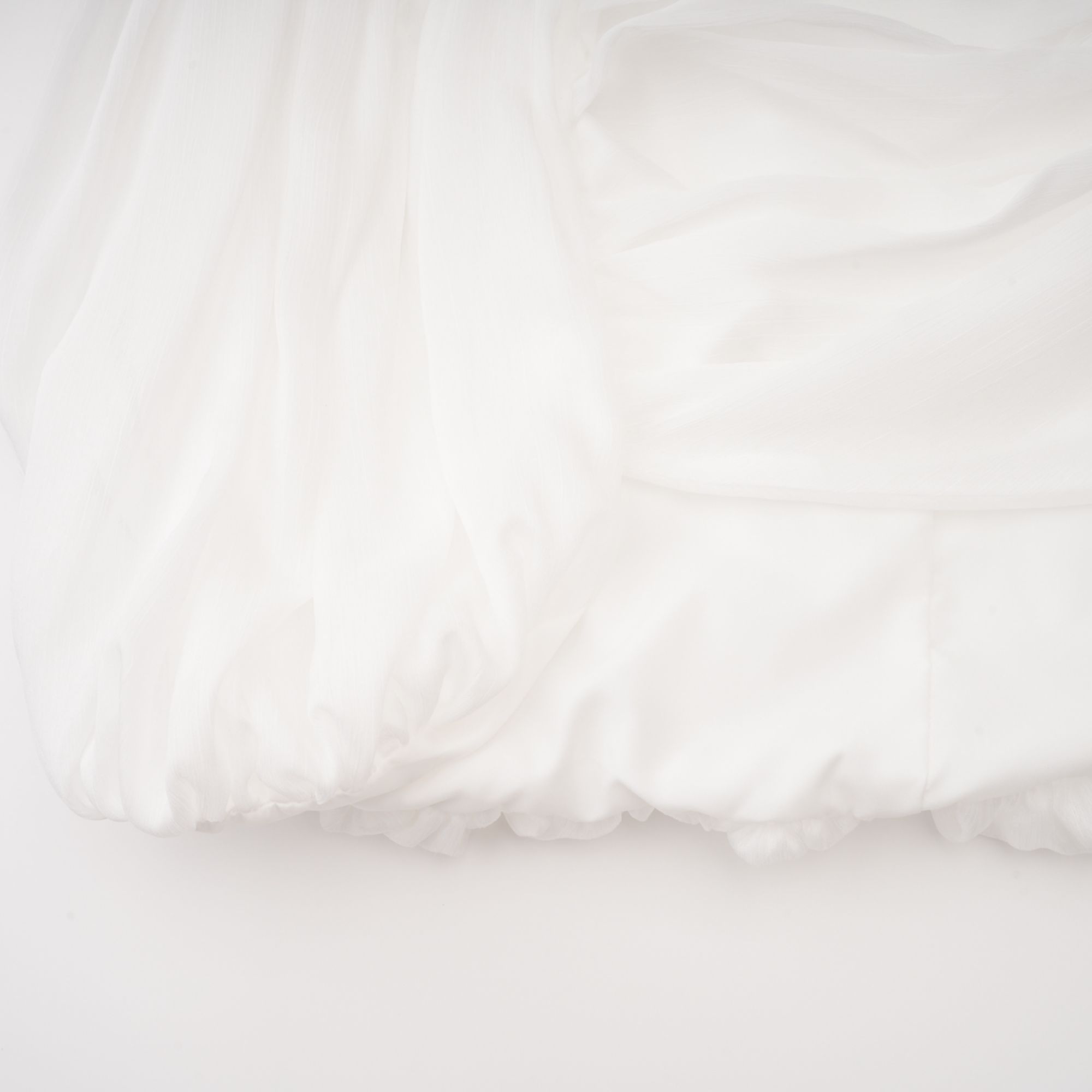 فستان قصير أبيض غير متماثل من Déotille بتصميم مطوّع