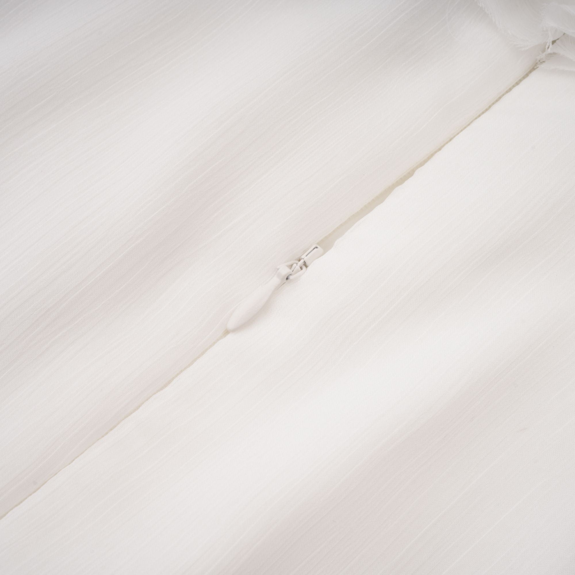 فستان قصير أبيض غير متماثل من Déotille بتصميم مطوّع