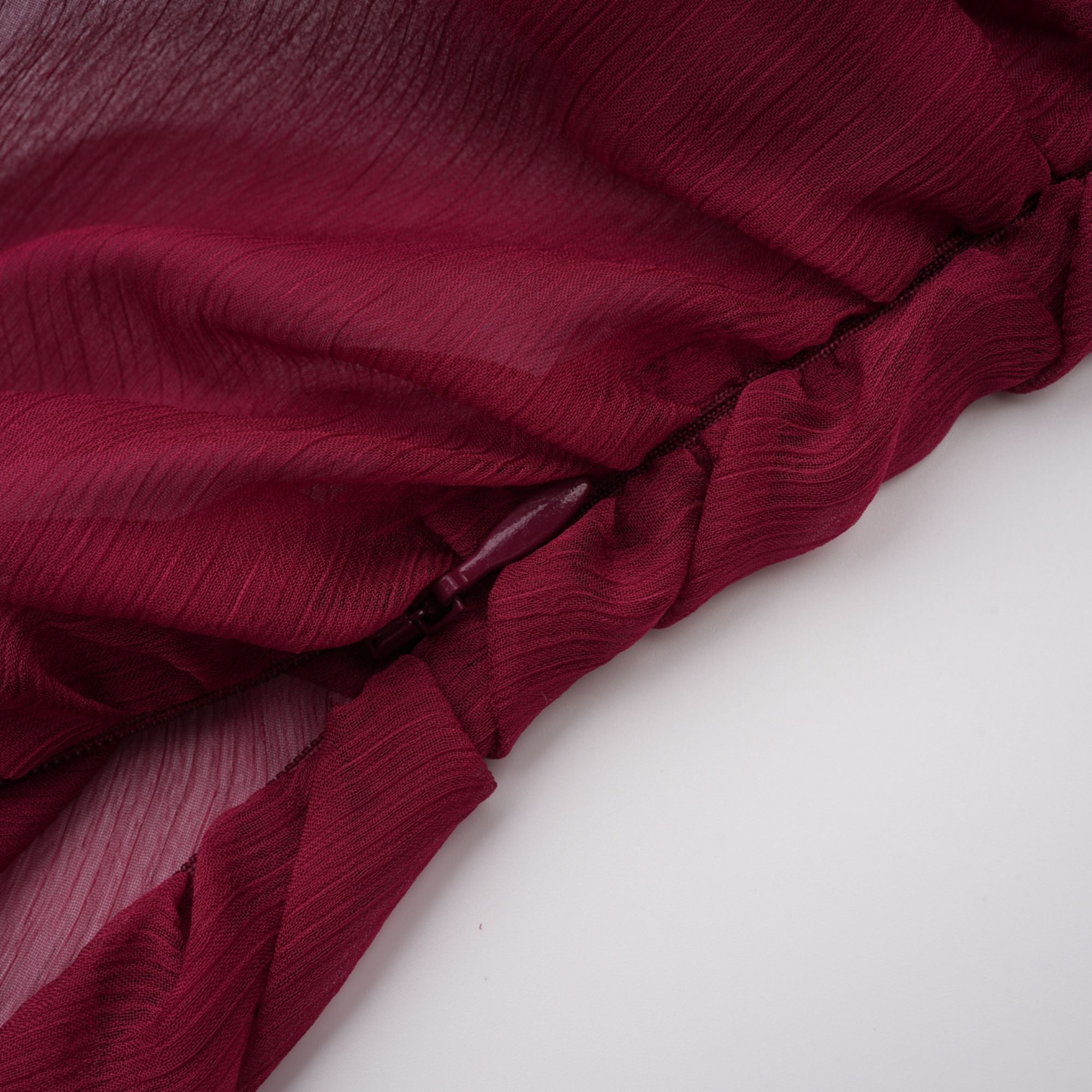 فستان تيّا المصغر ذو الأكمام غير المتماثلة والمكشكشة باللون بورغوندي