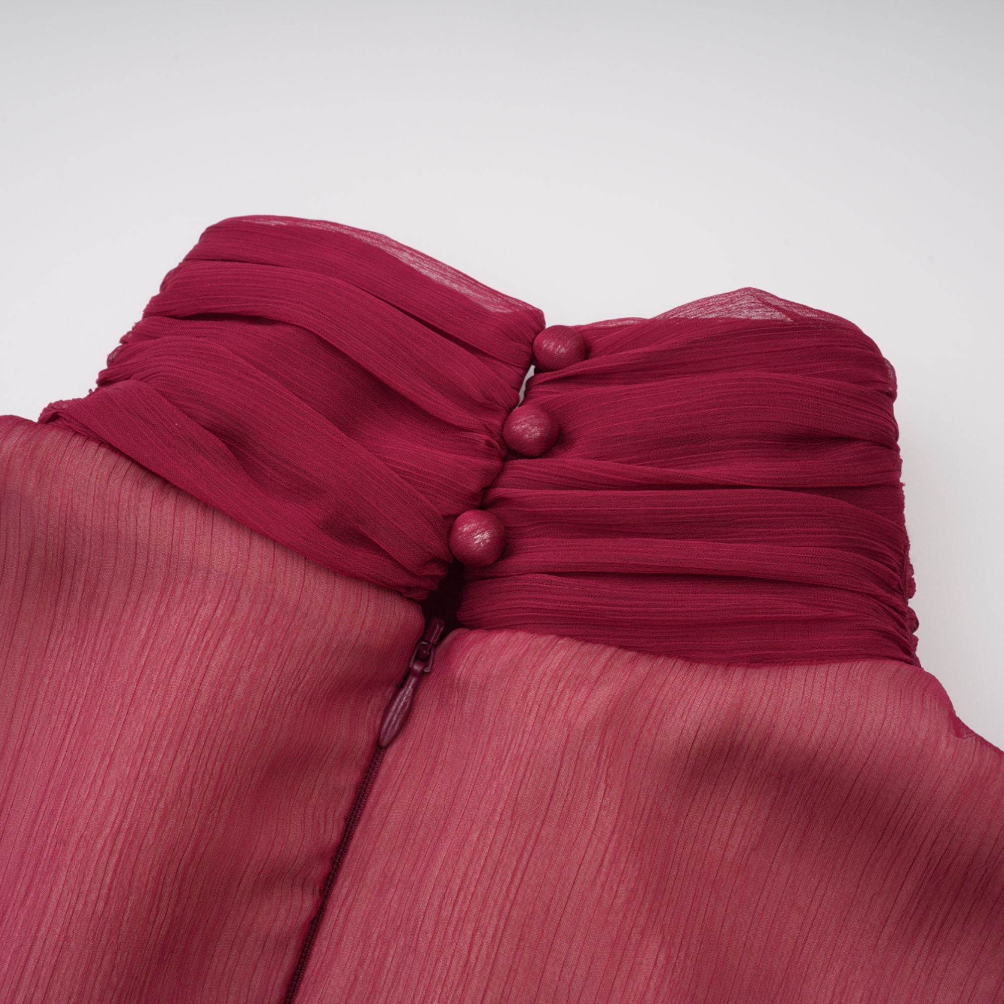 فستان تيّا المصغر ذو الأكمام غير المتماثلة والمكشكشة باللون بورغوندي