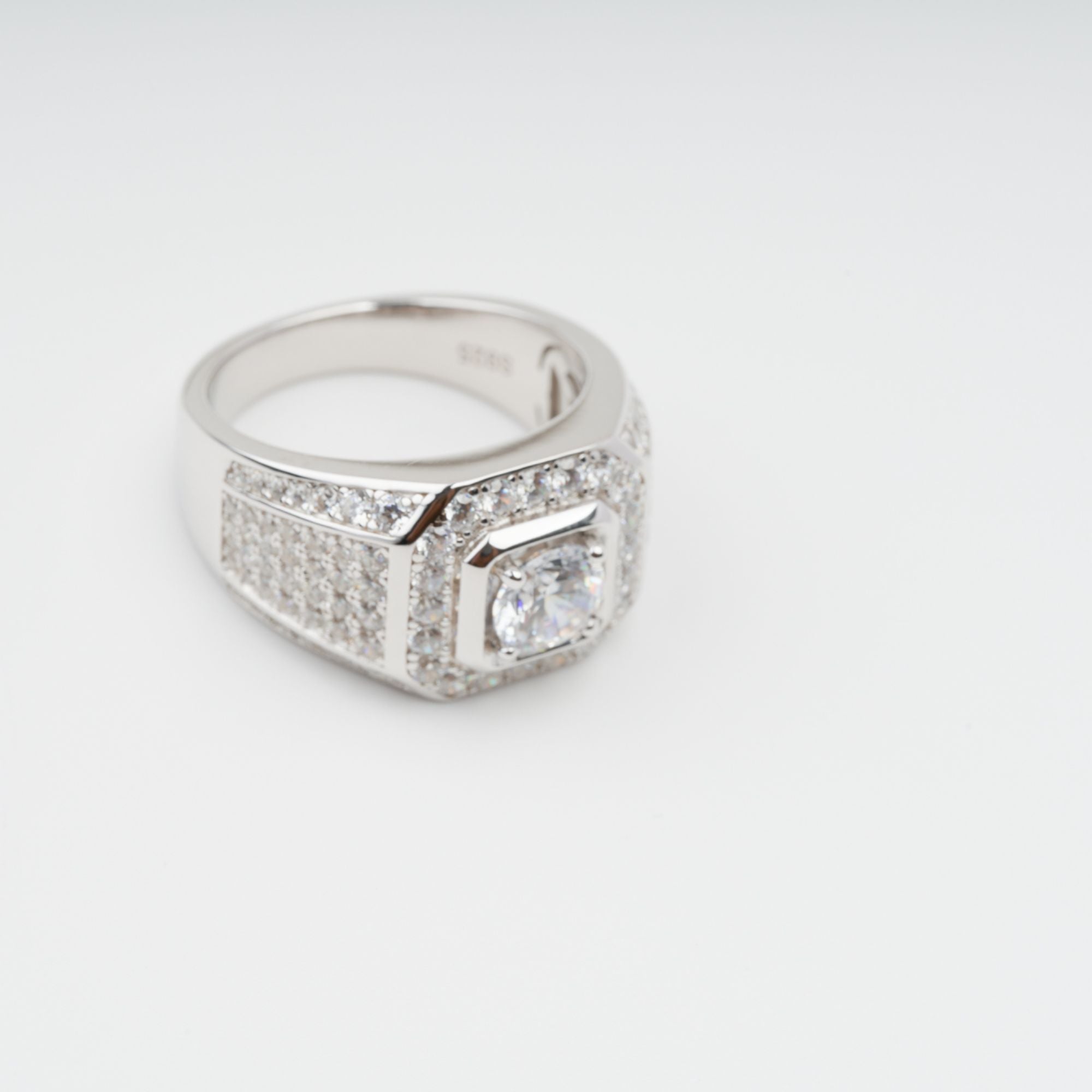 Radieuse – Sterlingsilberring mit Kristallverzierung