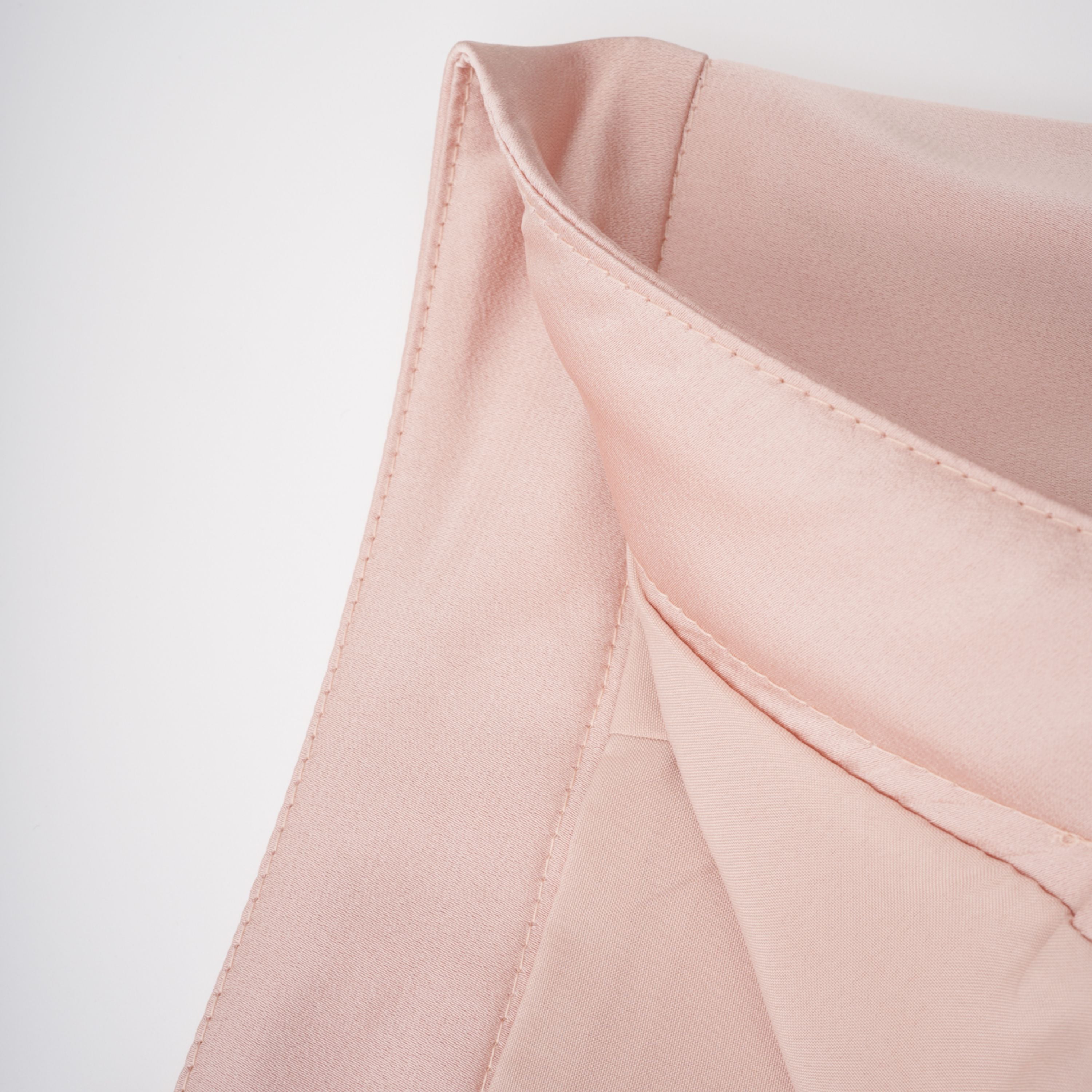 طقم بلوزة وتنورة من الساتان باللون الشمبانيا مع تفاصيل كاب من Everleigh