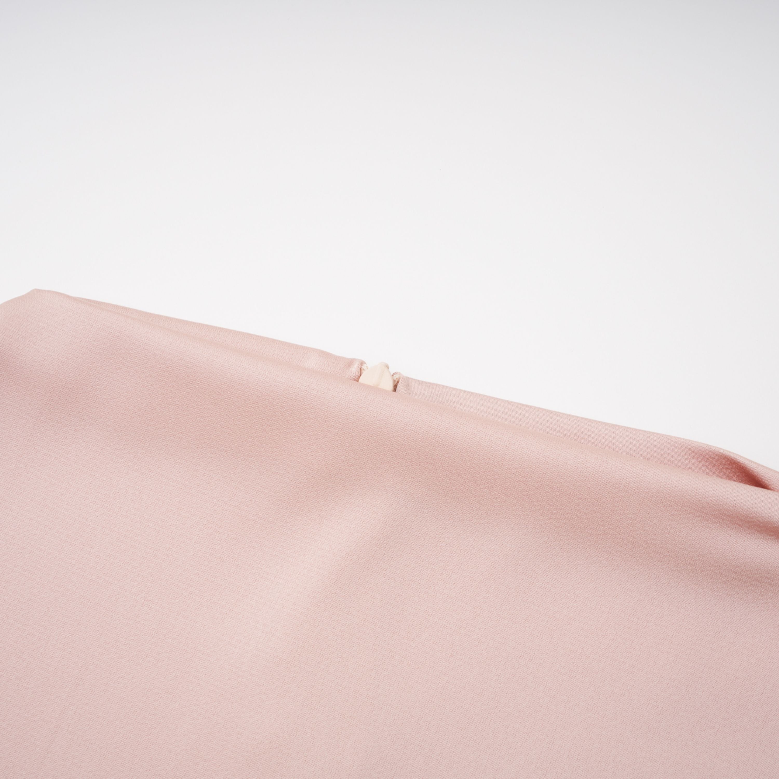 طقم بلوزة وتنورة من الساتان باللون الشمبانيا مع تفاصيل كاب من Everleigh